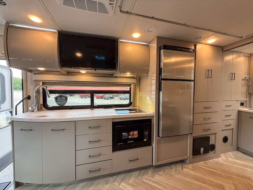 2025 THOR MOTORCOACH 24FB - Image 35