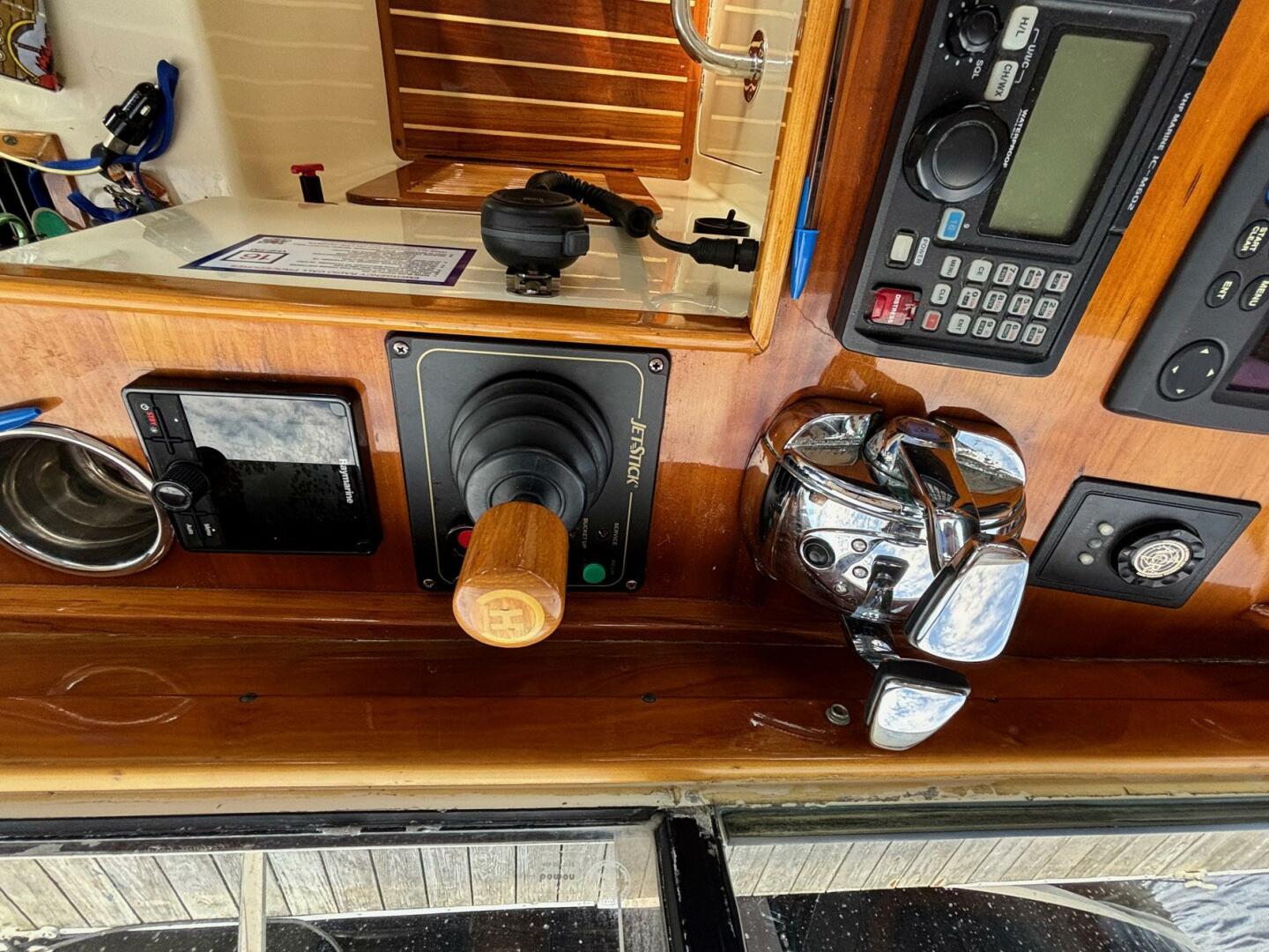 2005 Hinckley Talaria 44 Motor Yacht - Image 16