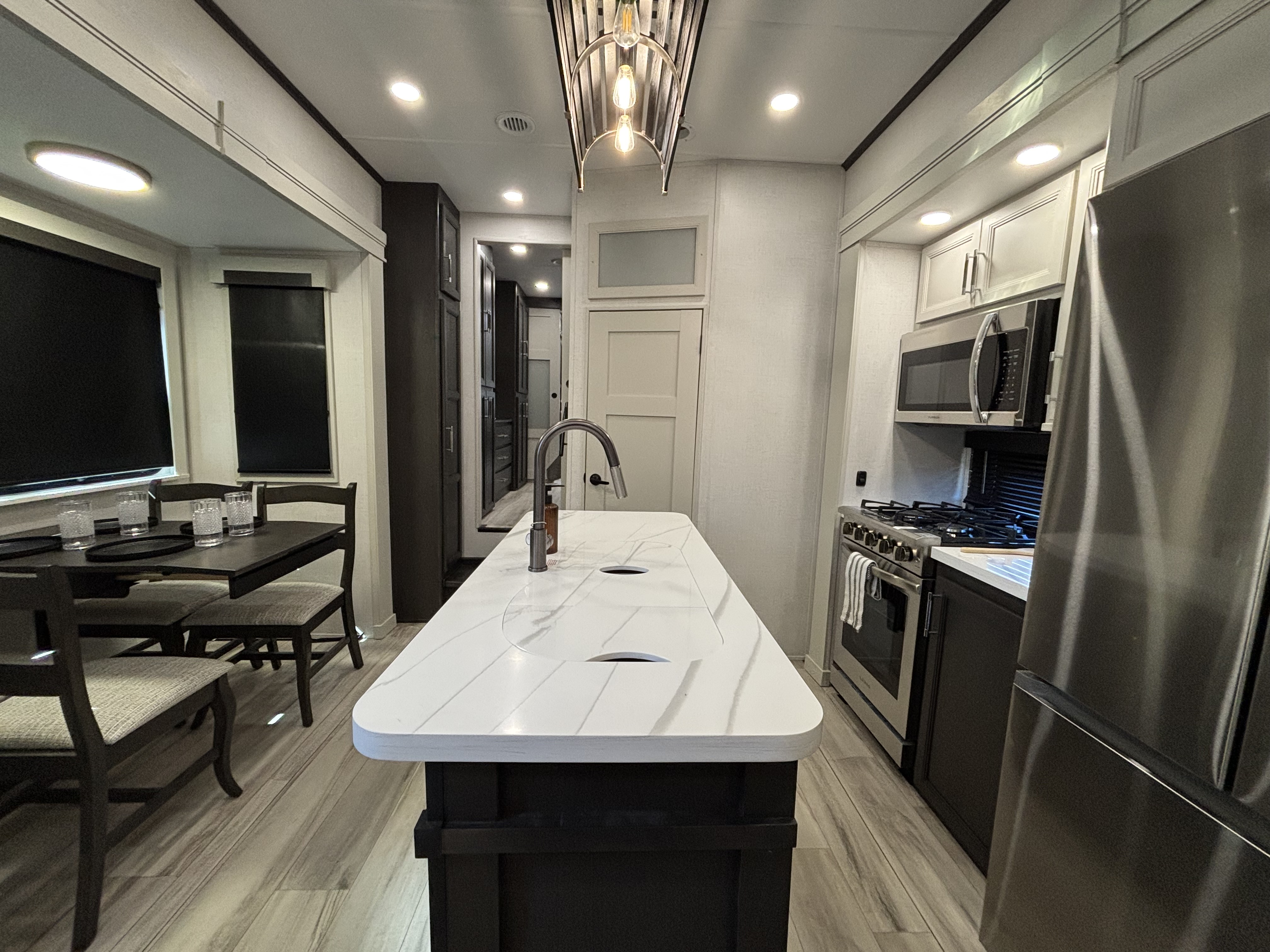 2025 Keystone Alpine 3700FL - Image 10