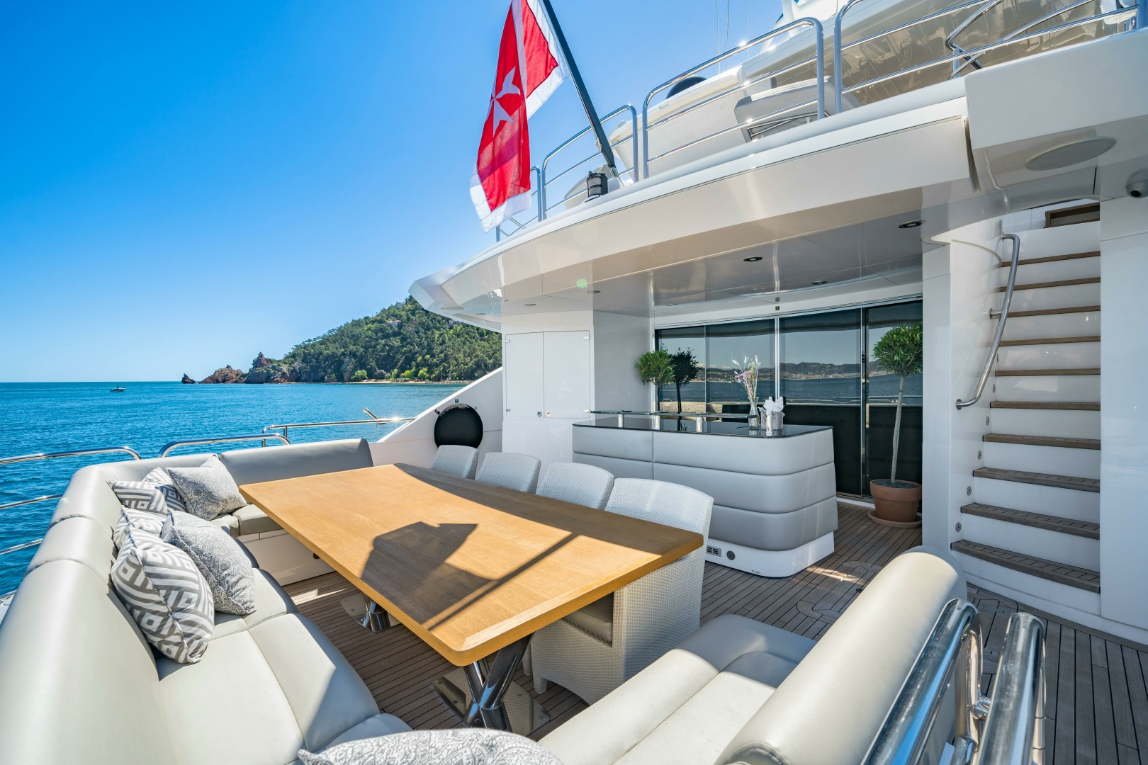 2014 Sunseeker Sunseeker 115 Sport Yacht - Image 2
