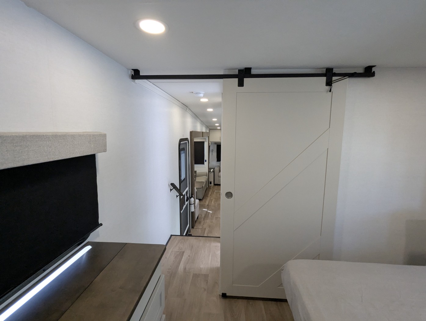 2027 Alliance RV Avenue 32RLS - Image 11