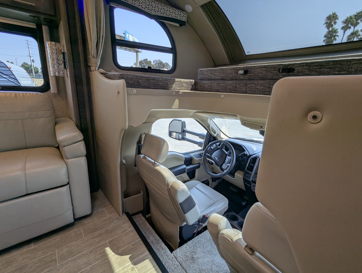 2021 Thor Motor Coach Omni SV34 - 4X4 - Image 6