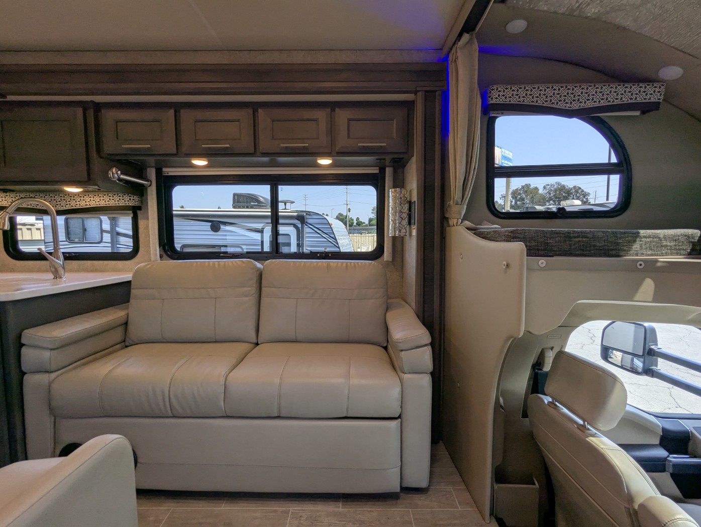 2021 Thor Motor Coach Omni SV34 - 4X4 - Image 7