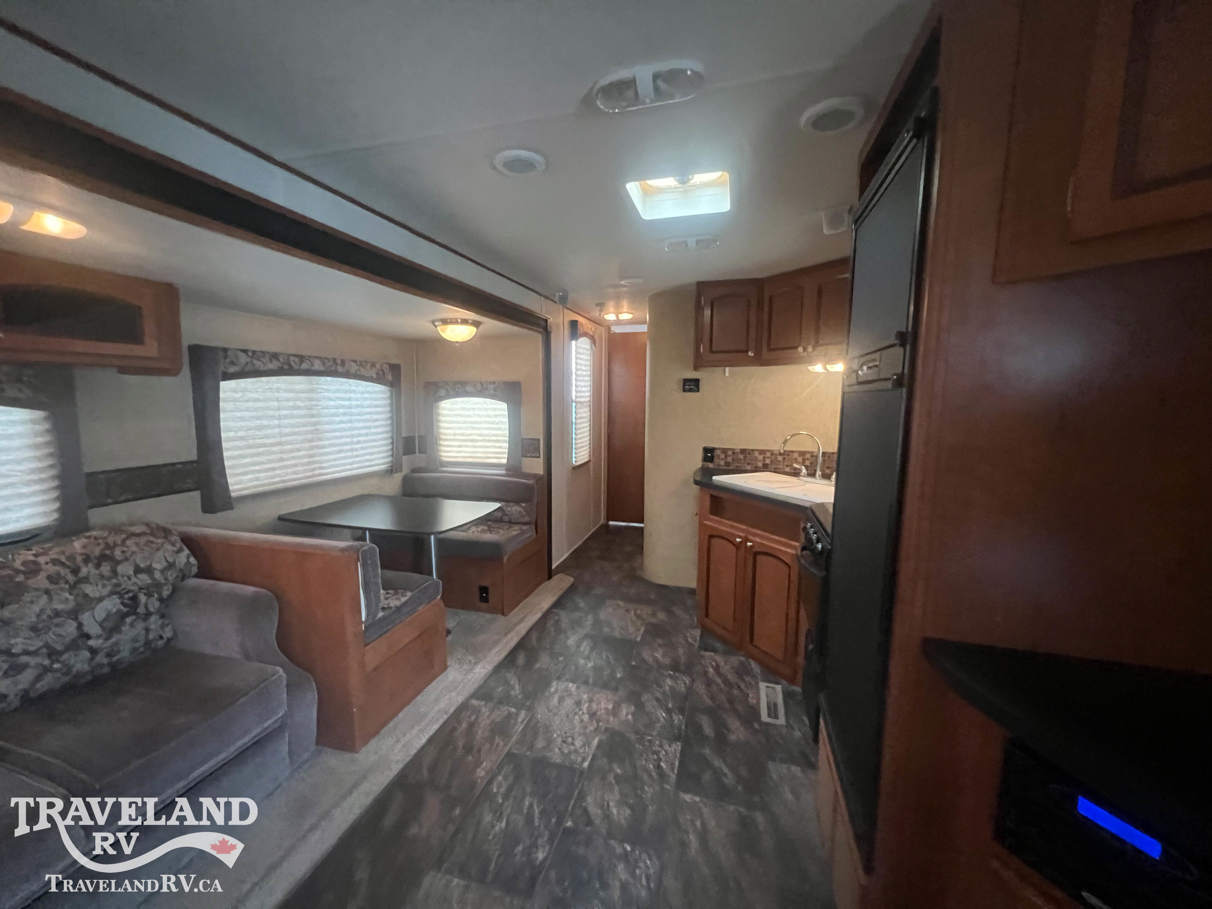 2013 COACHMEN SHASTA REVERE 27RLSS - Image 3