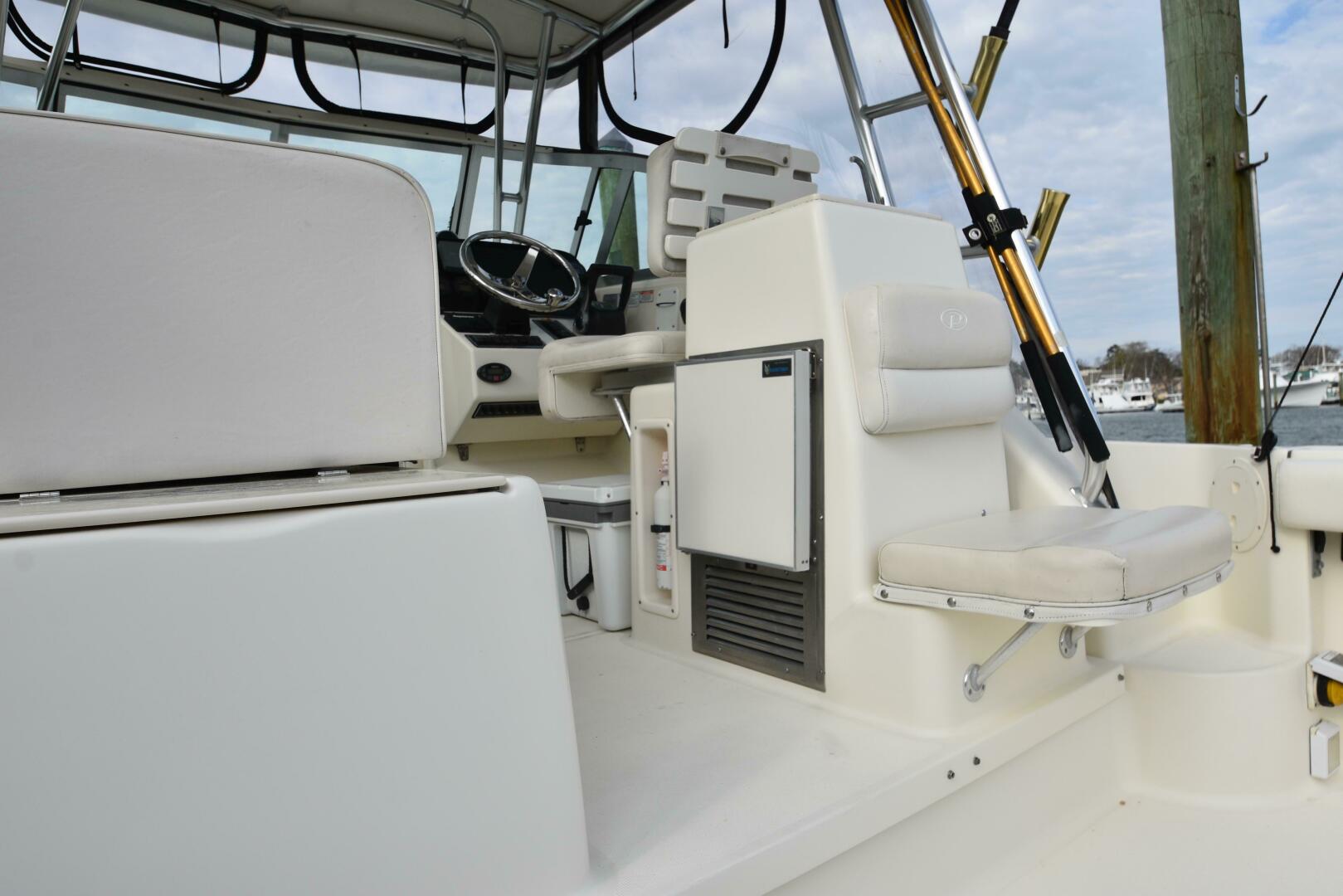 2005 Pursuit 3070 Offshore Express - Image 9