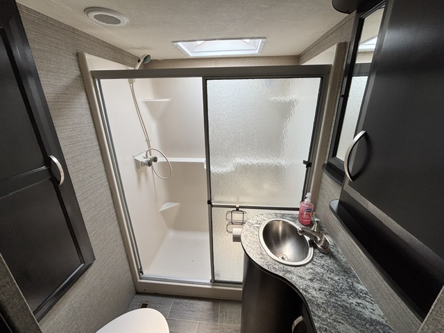 2018 Dutchmen Voltage Triton 3551 - Image 37