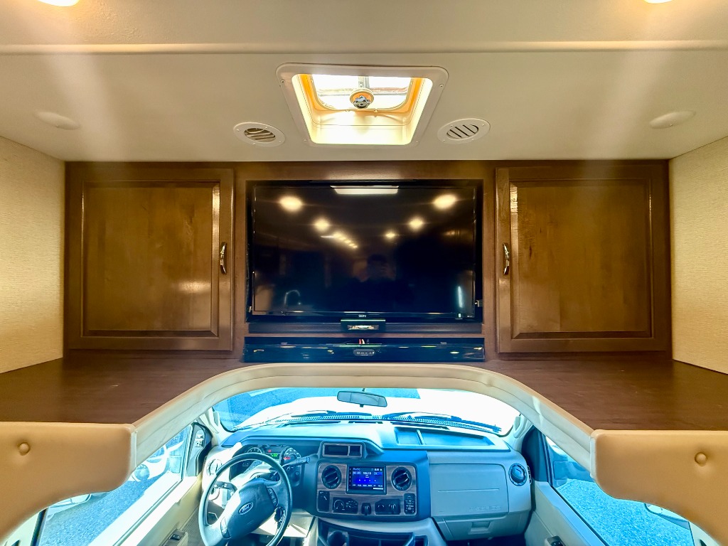 2017 Chateau 31W - Image 16