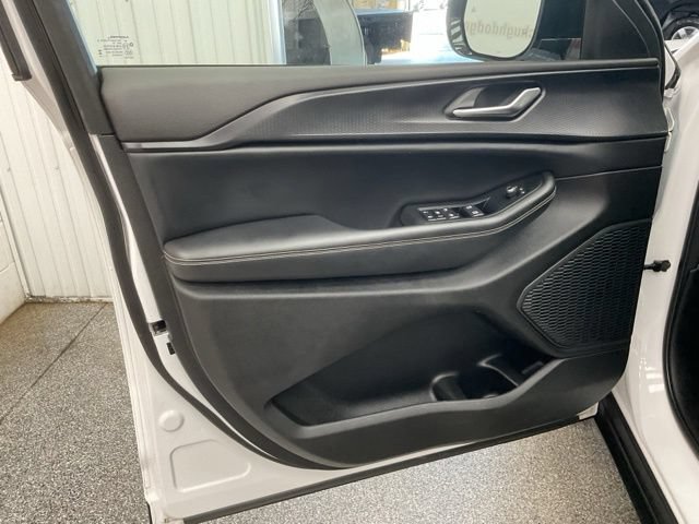 2023 Jeep Grand Cherokee Utility 4D Altitude 4WD - Image 13