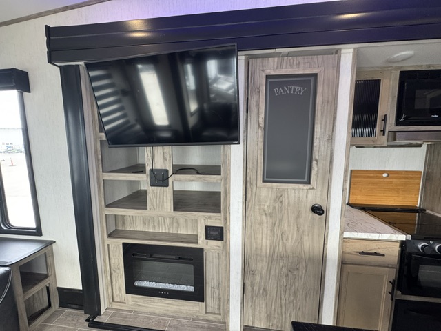2022 Forest River Cherokee Arctic Wolf 3880 SUITE - Image 20