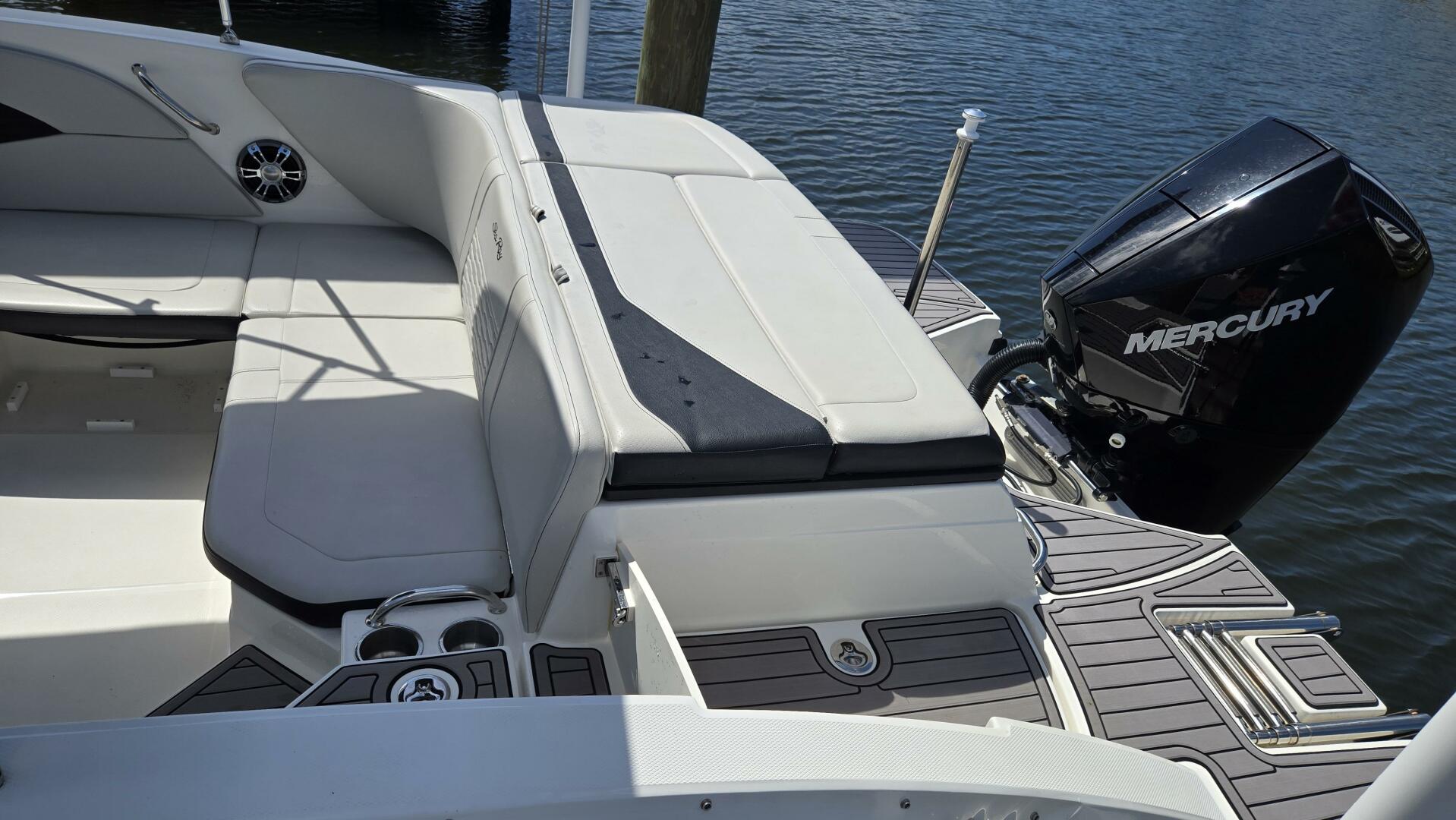 2023 Sea Ray SPX 210 OB - Image 6