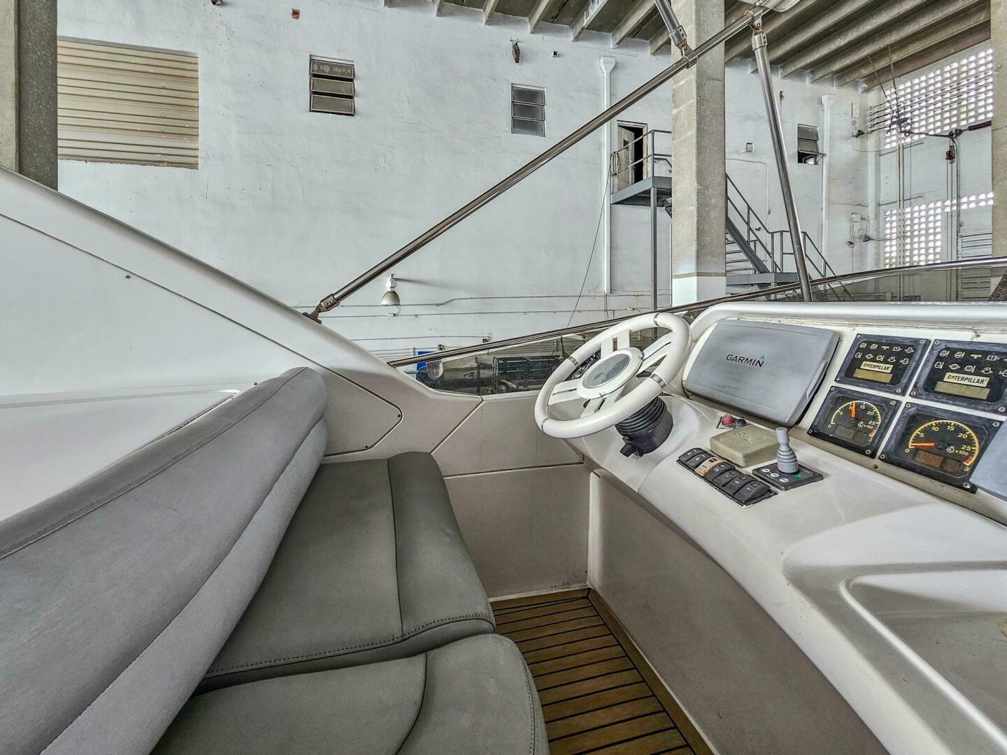 2005 Azimut 55 flybridge - Image 11