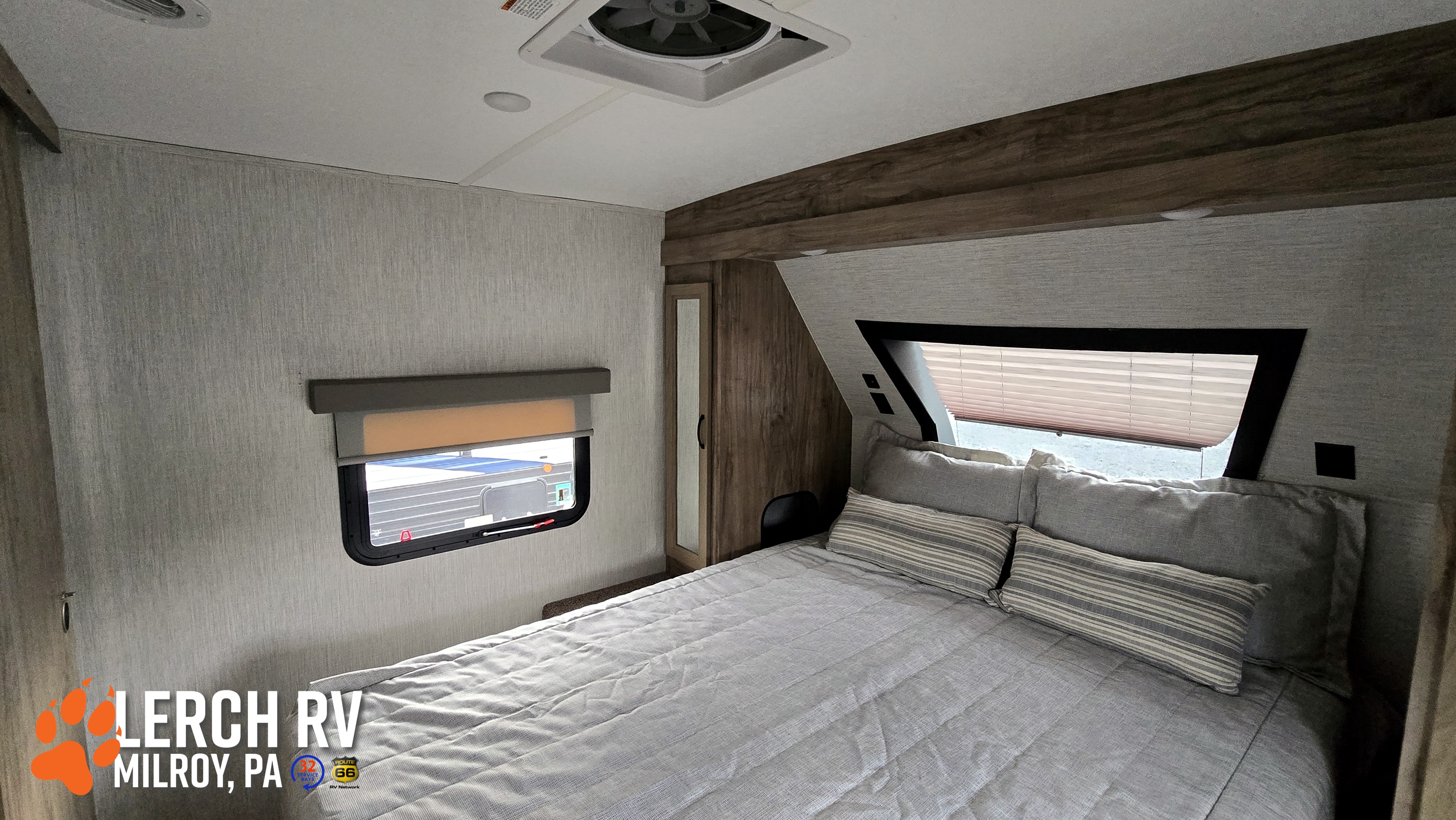 2022 FOREST RIVER SOLAIRE 243BHS - Image 17