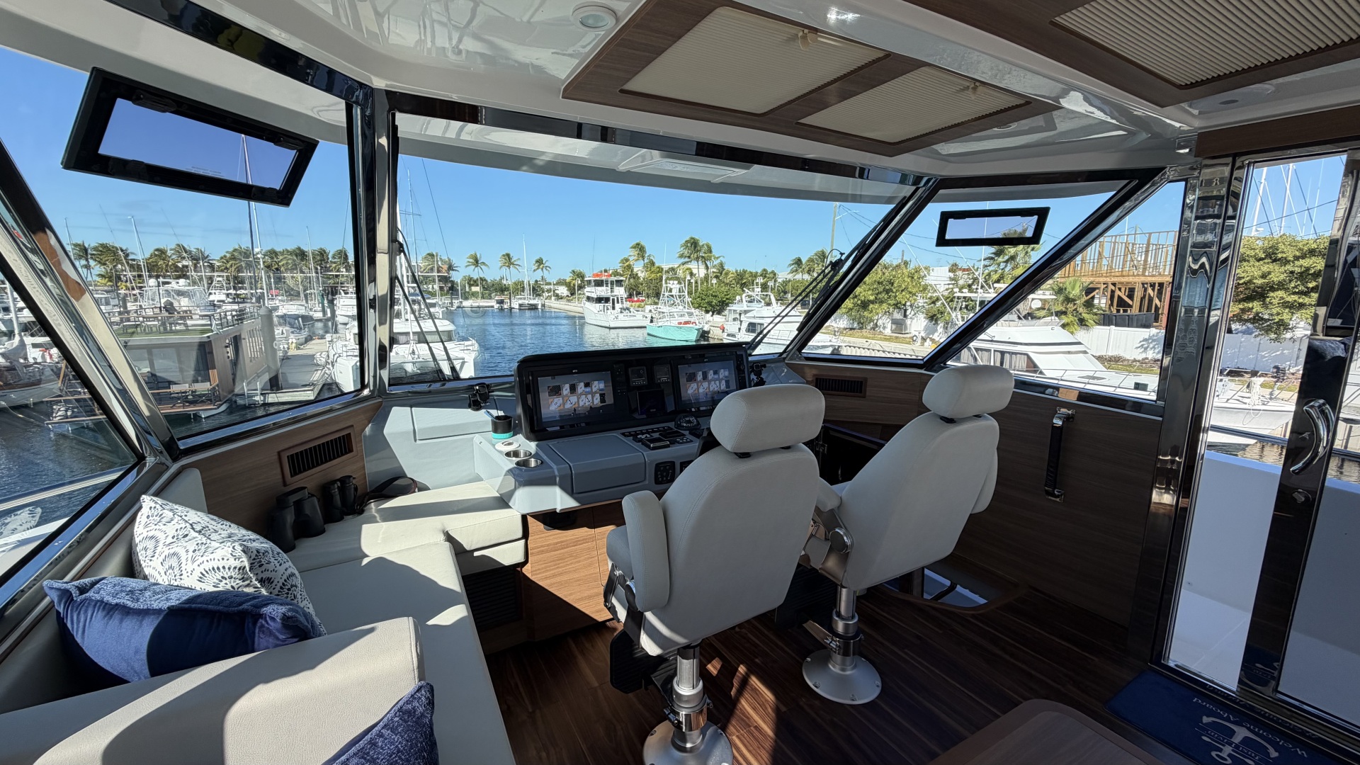 2025 Aquila 54 ENCLOSED BRIDGE - Image 72