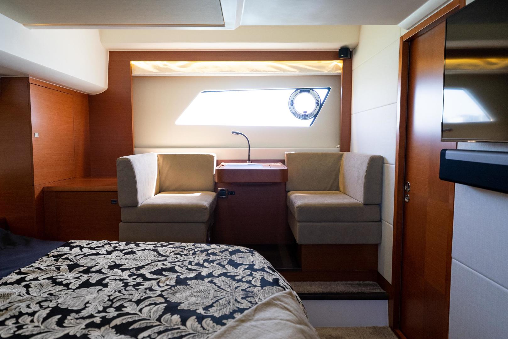 2016 Prestige 550 S - Image 34