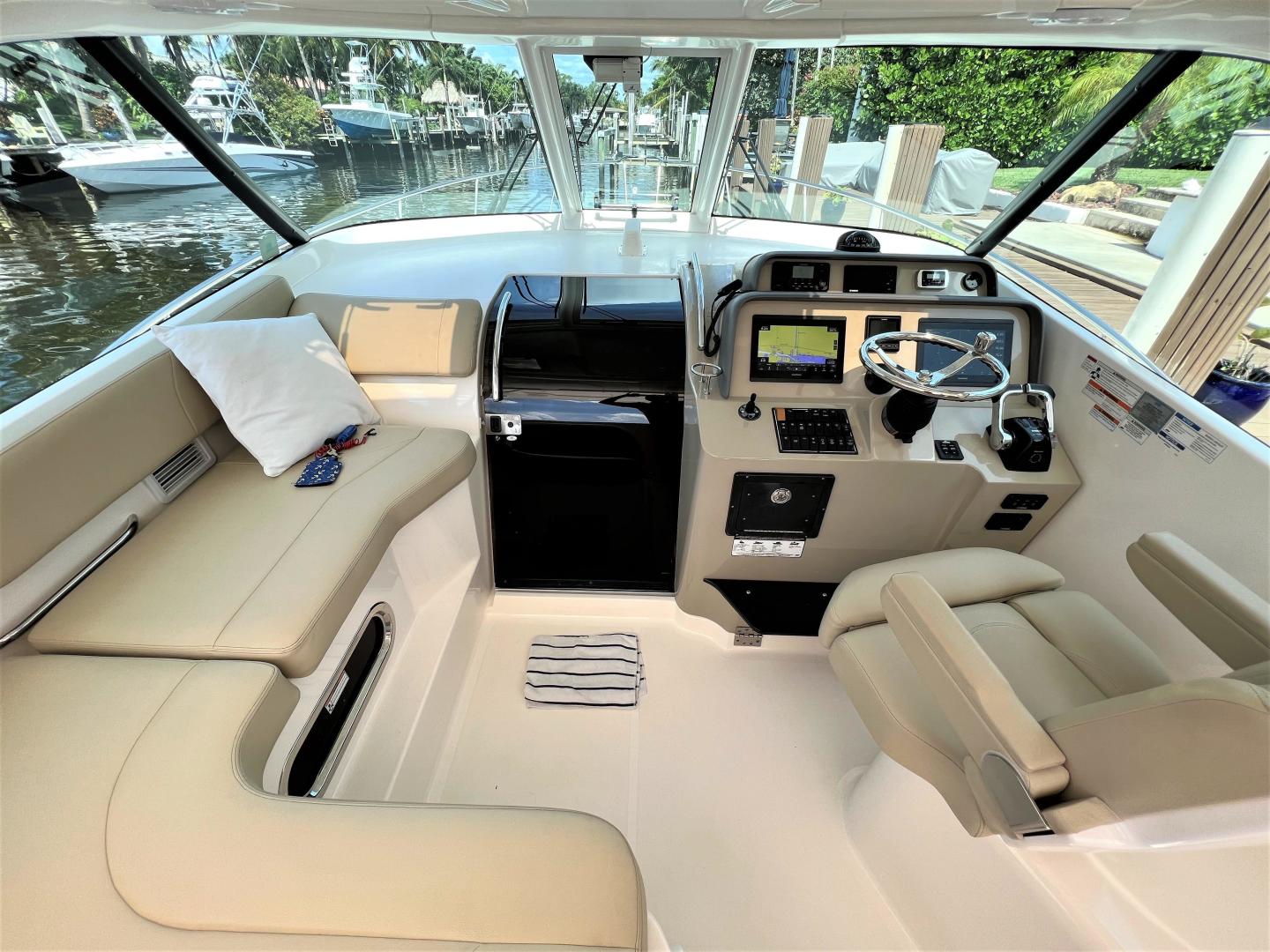 2016 Pursuit OS 385 Offshore - Image 18
