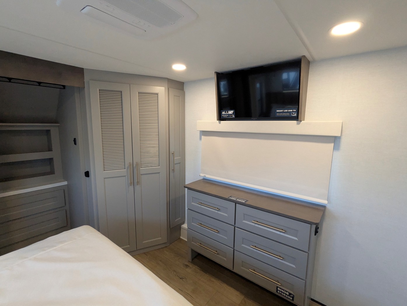 2026 Alliance RV Paradigm 310RL - Image 10