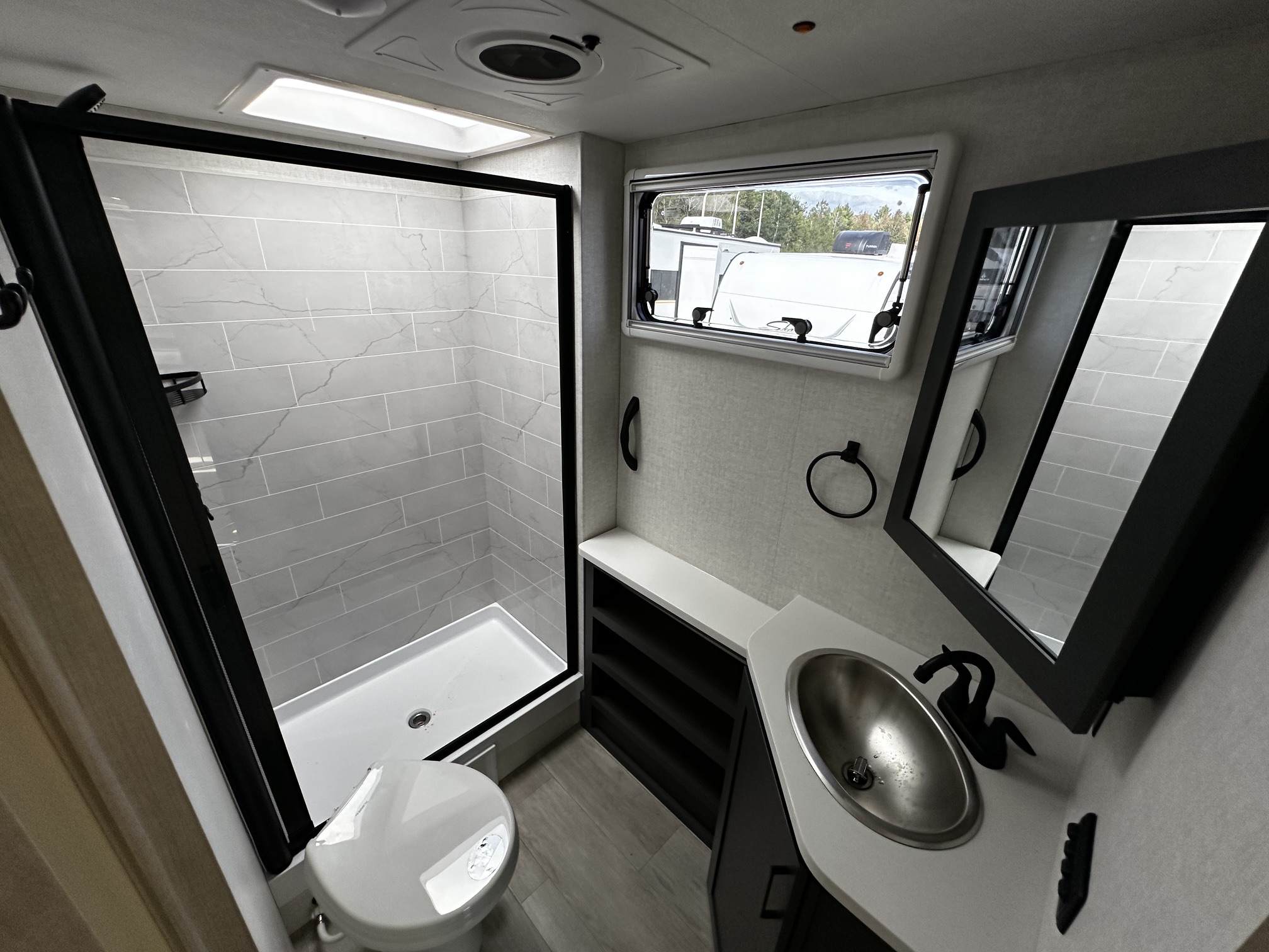 2027 Ember Overland Series 221MSL - Image 27