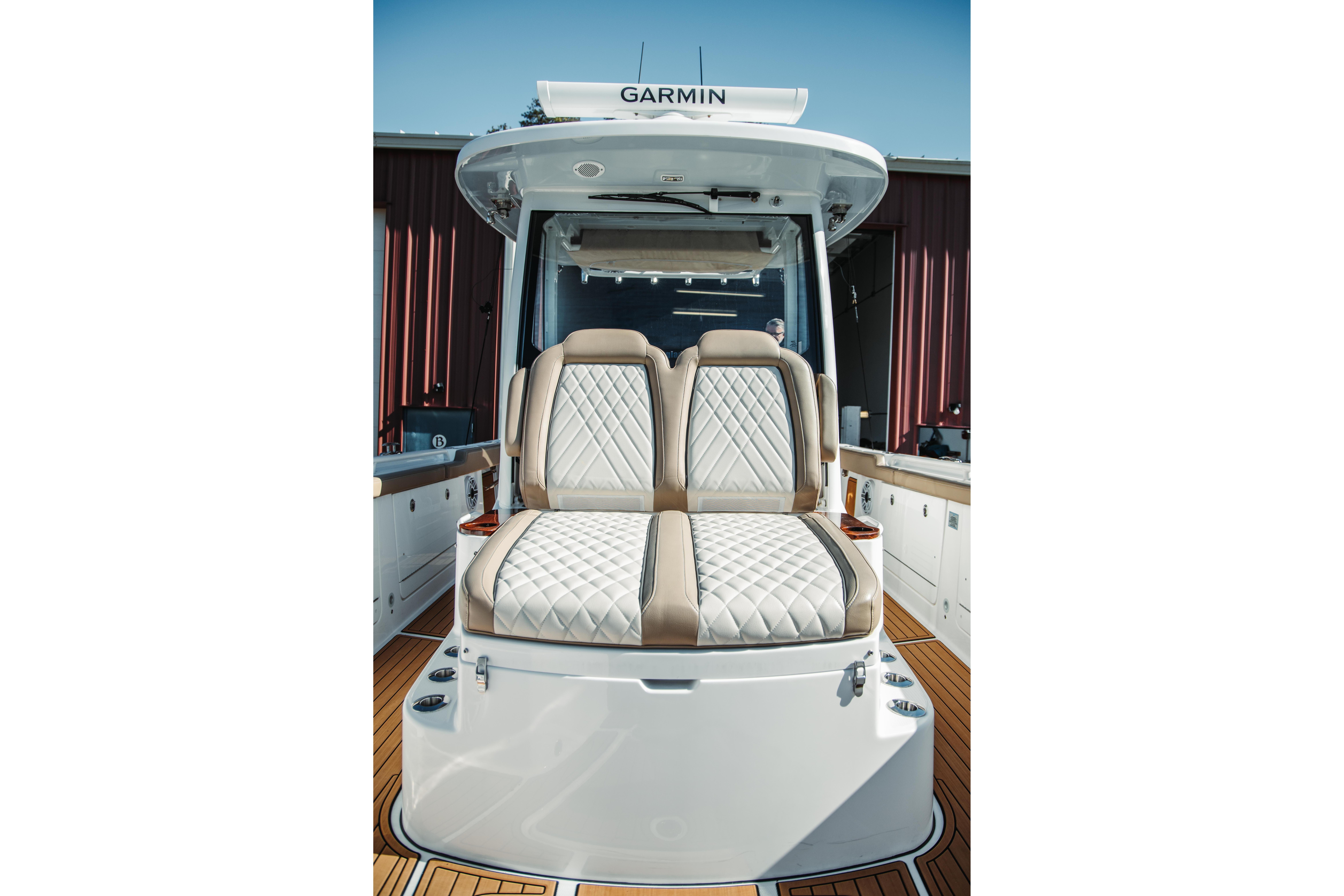 2024 Everglades 315 Center Console Standard - Image 15