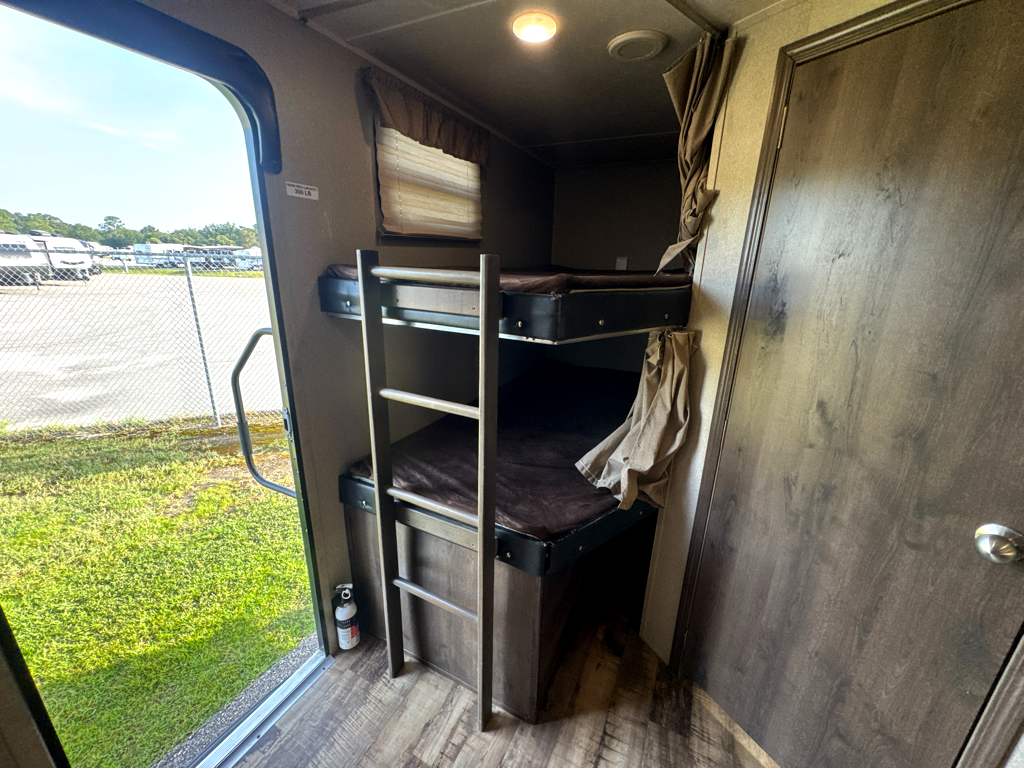2017 PALOMINO PUMA 28FQDB - Image 17