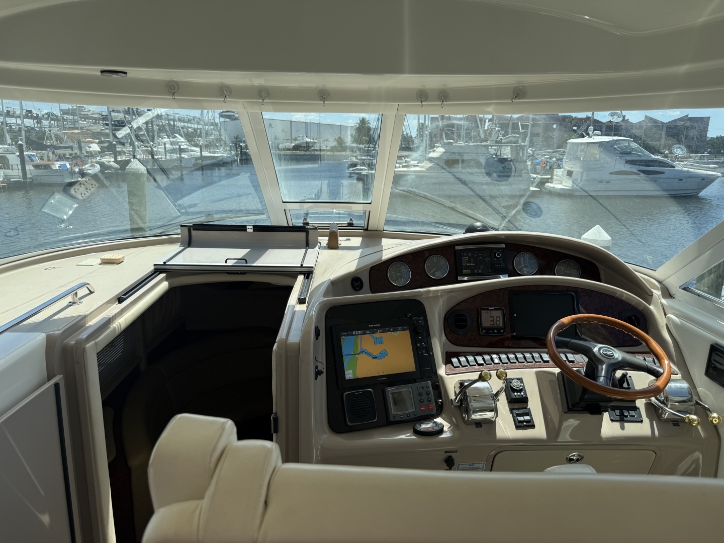 2004 Sea Ray 390 Motor Yacht - Image 4