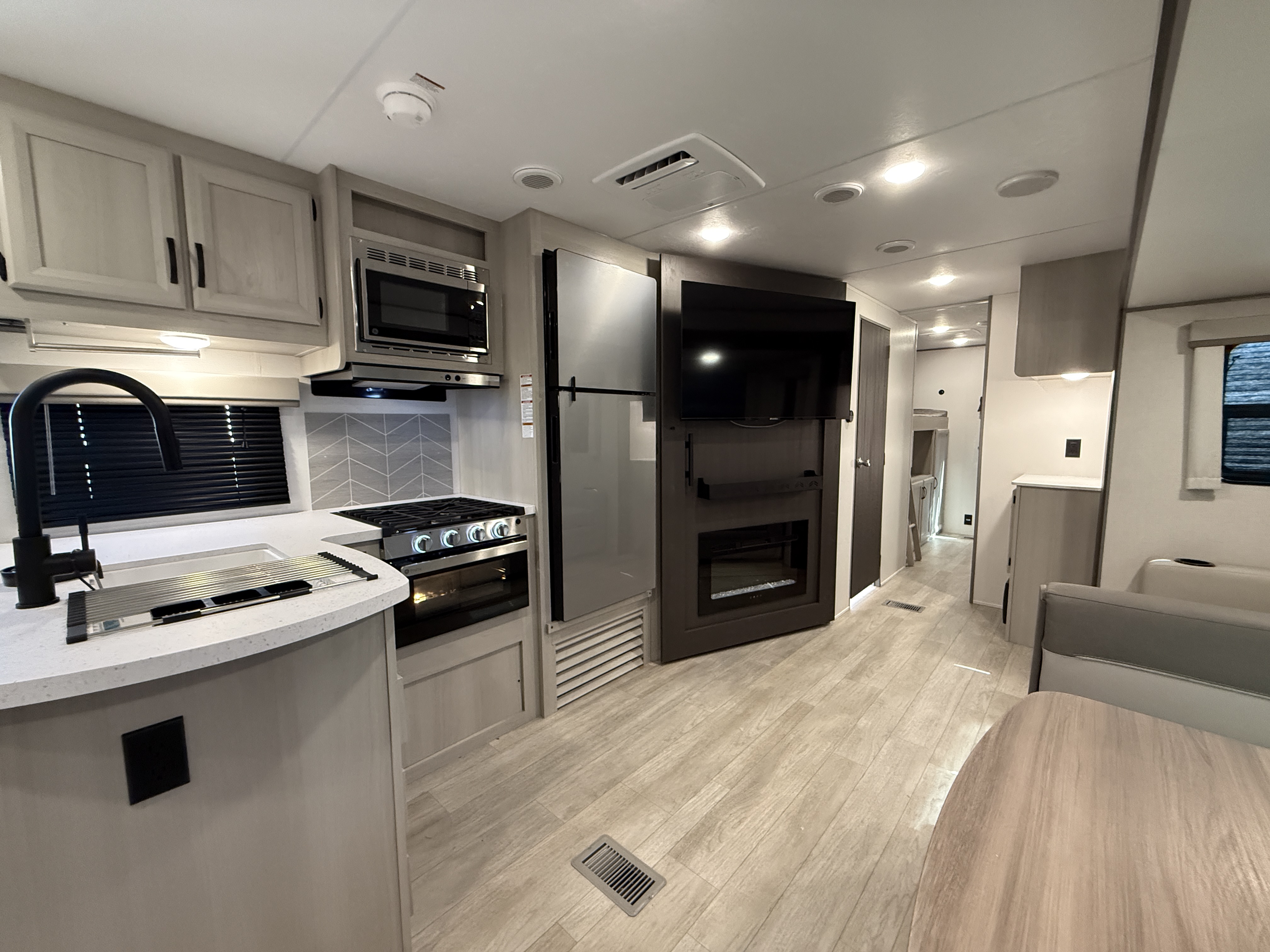 2027 Coachmen Catalina Legacy Edition 323BHDSCK - Image 13