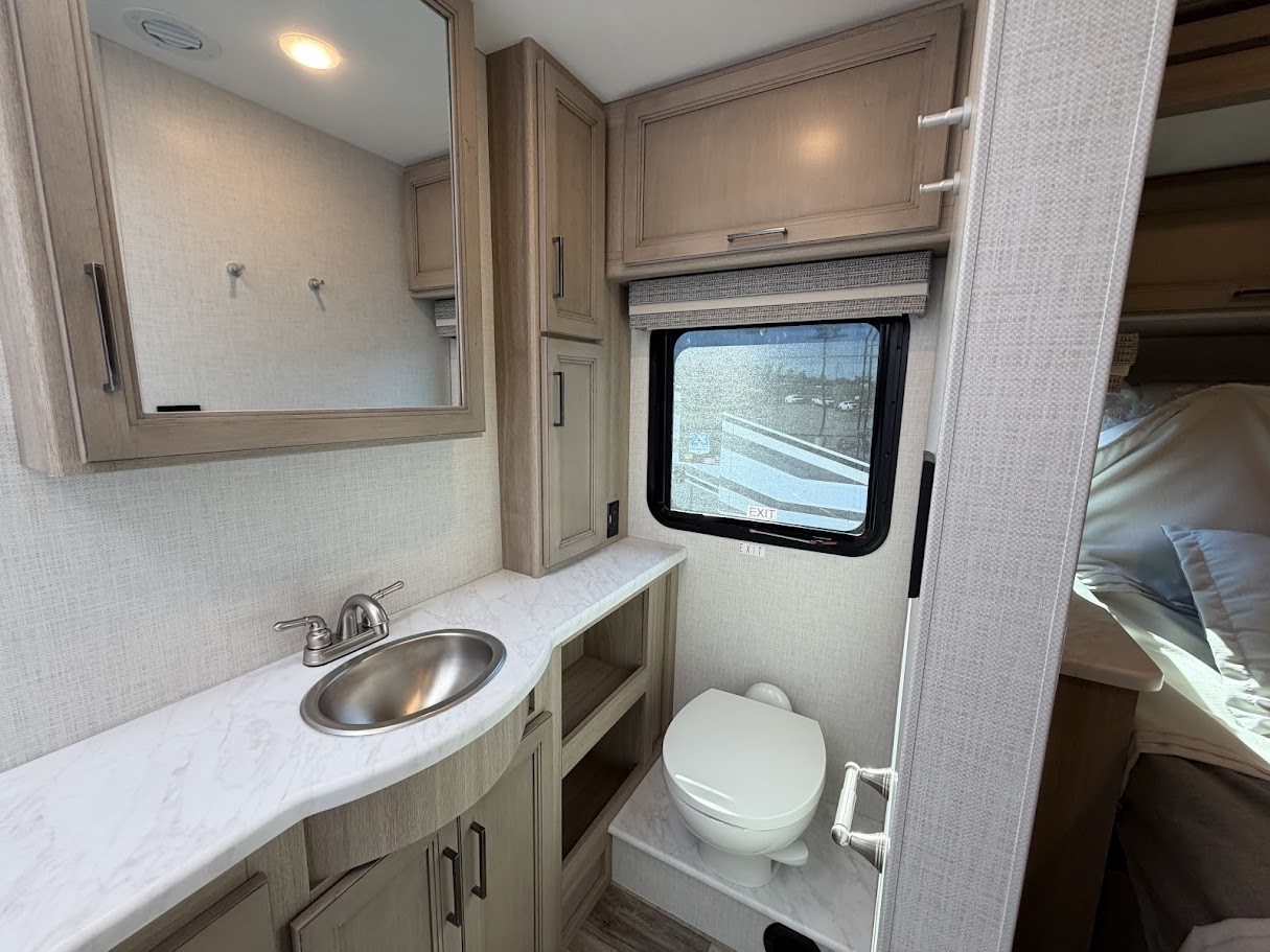 2027 THOR MOTOR COACH HURRICANE 36H - Image 34