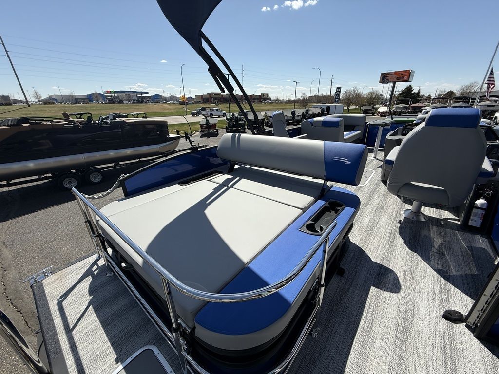 2025 Bennington 22 SSB Swingback Tri-Toon Pontoon - Image 11