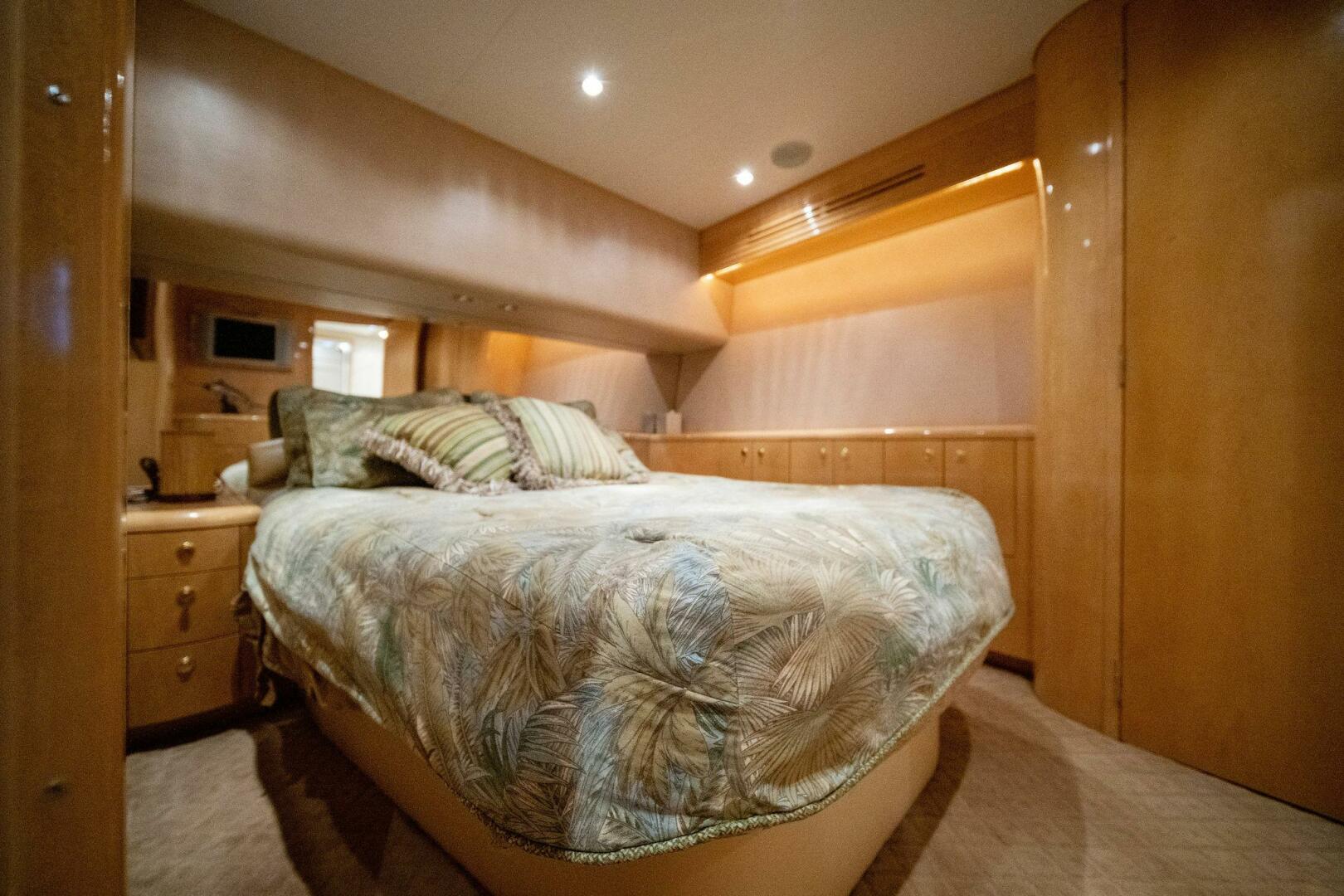 2003 Hatteras 54 Convertible - Image 32