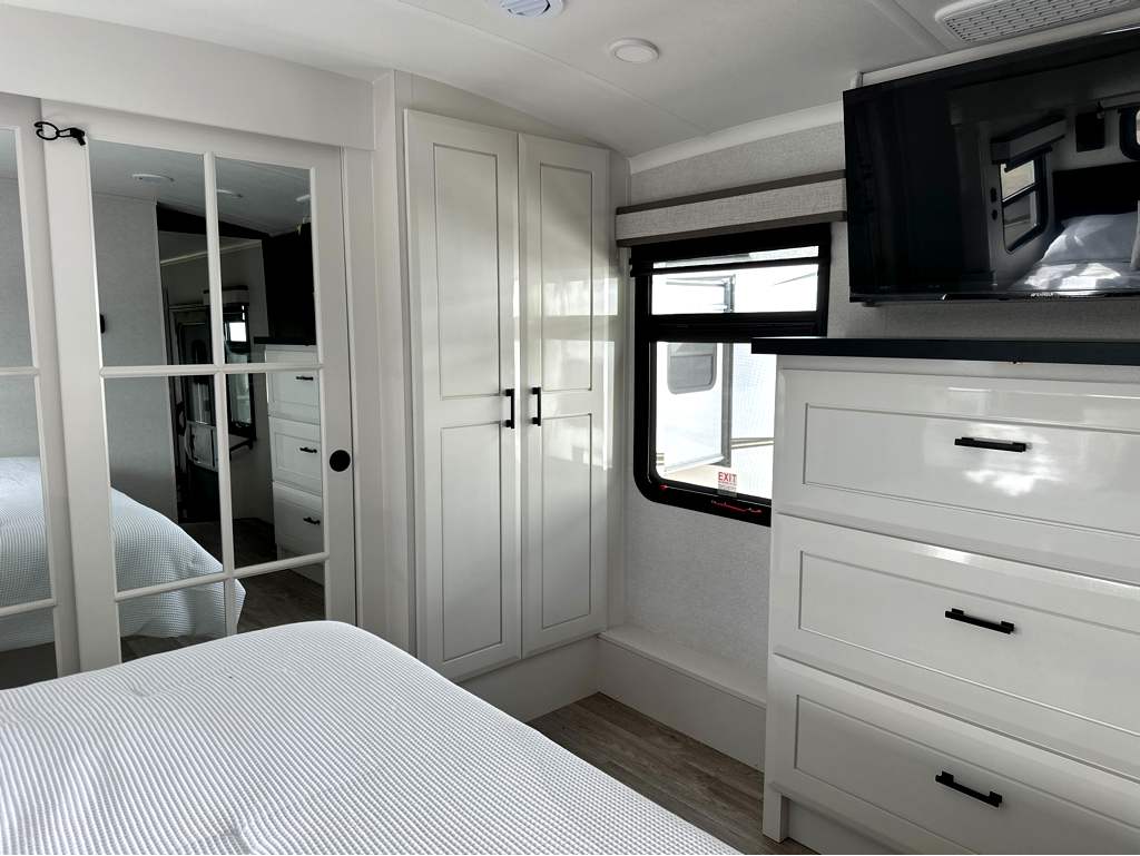 2027 JAYCO PINNACLE 32RLTS - Image 20