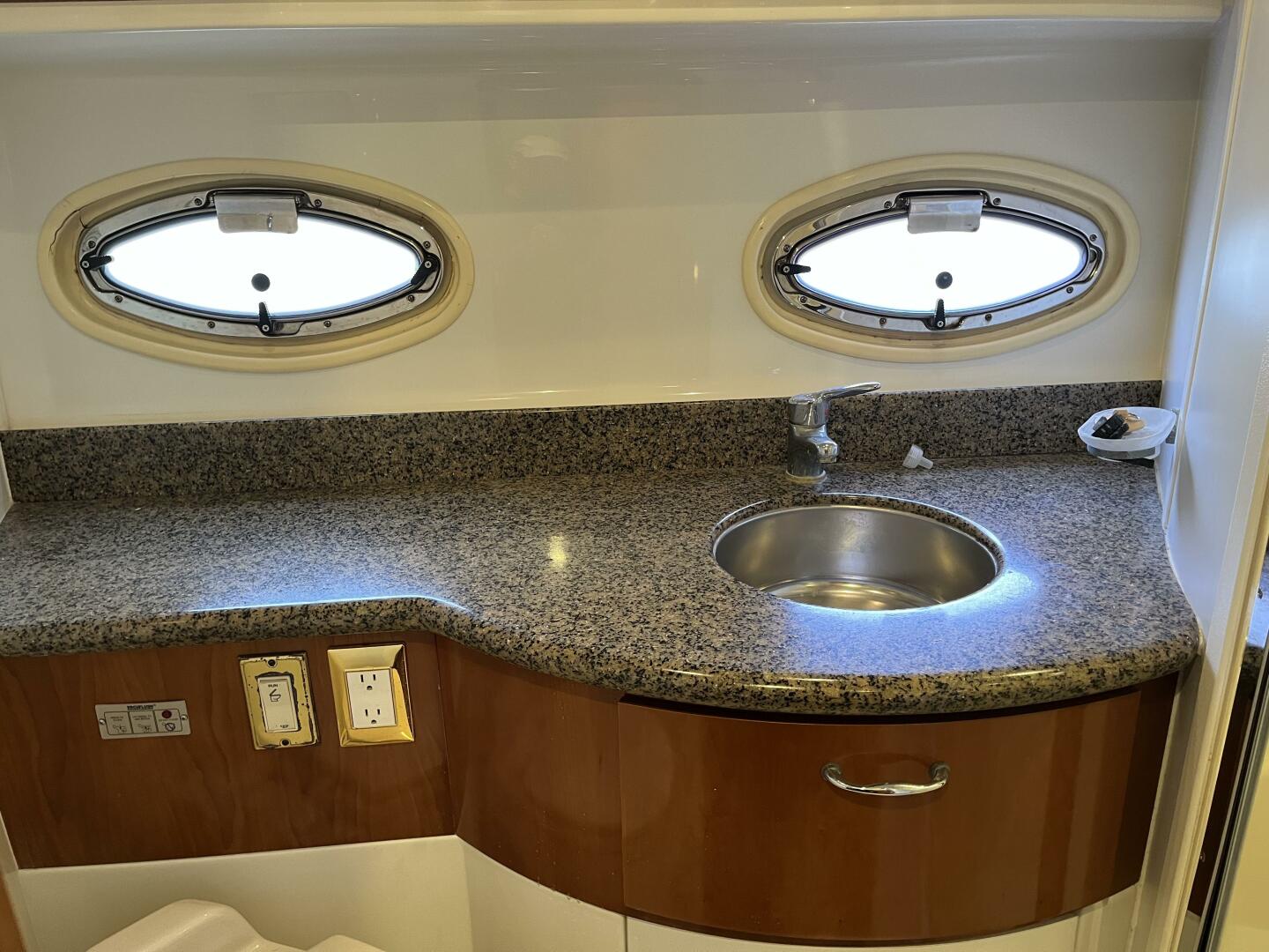 2005 Carver 396 - Image 48