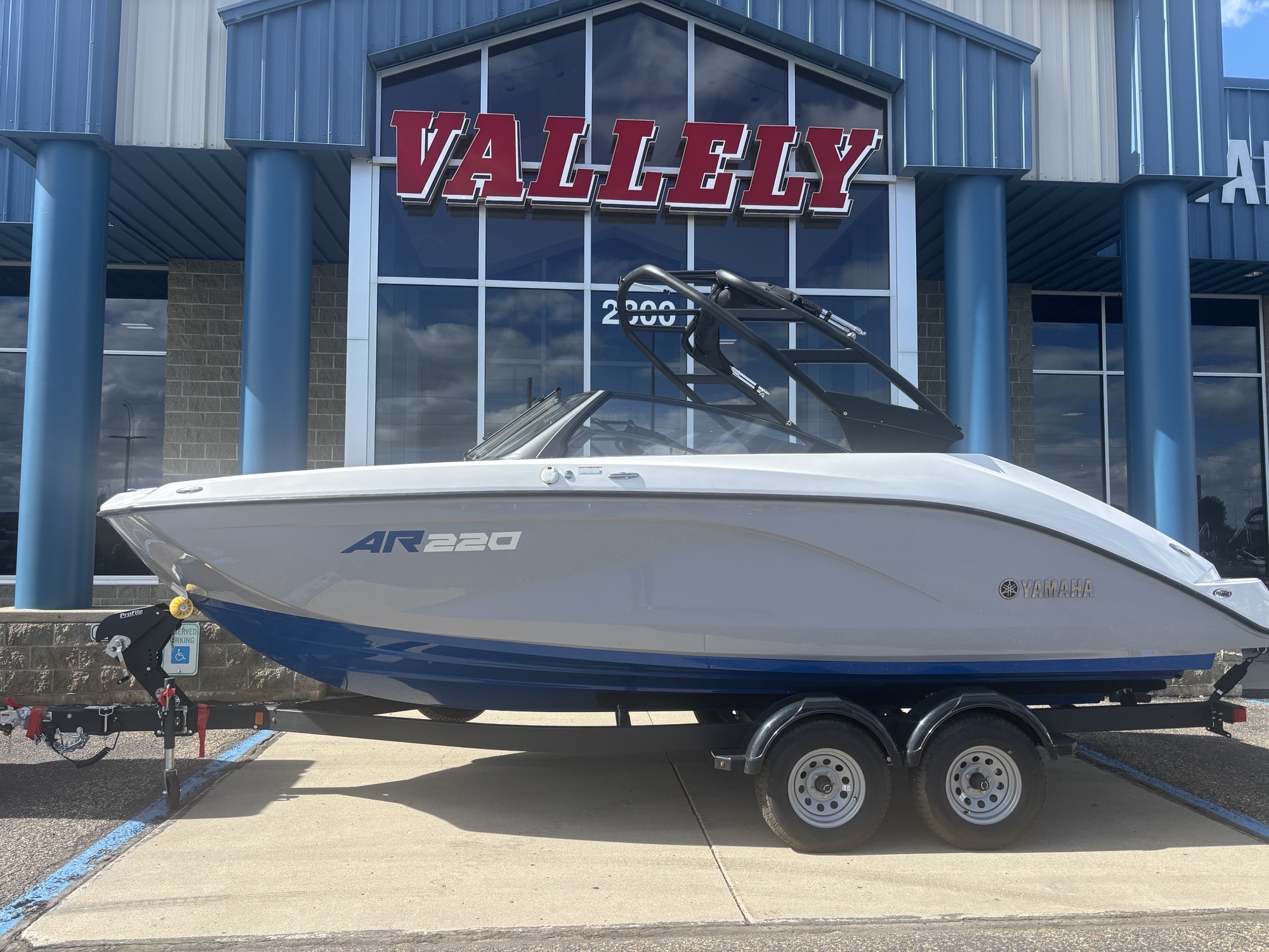 2026 Yamaha Boats AR220 - Image 1