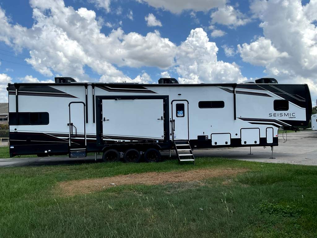 2027 JAYCO SEISMIC 413 - Image 5