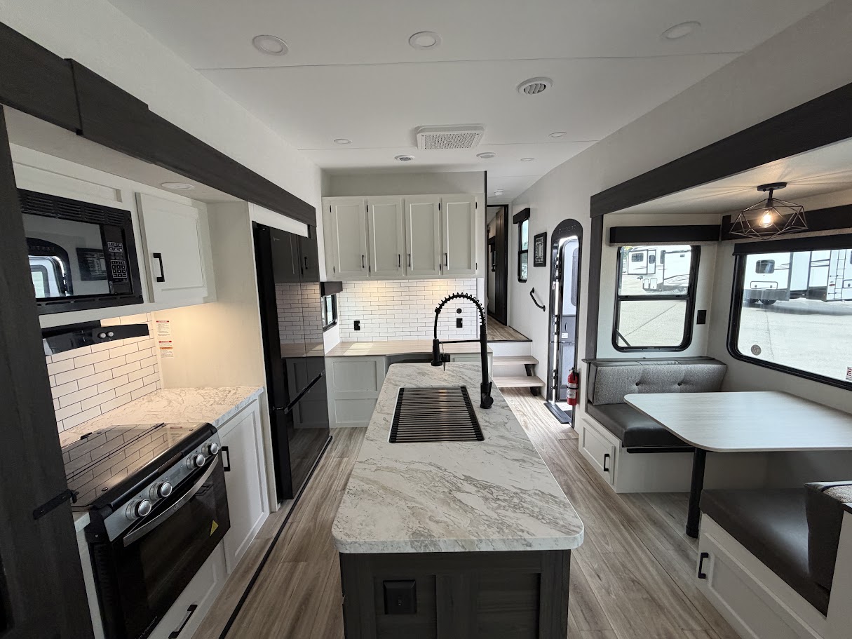 2027 VENTURE RV SPORTTREK 303VIK - Image 12