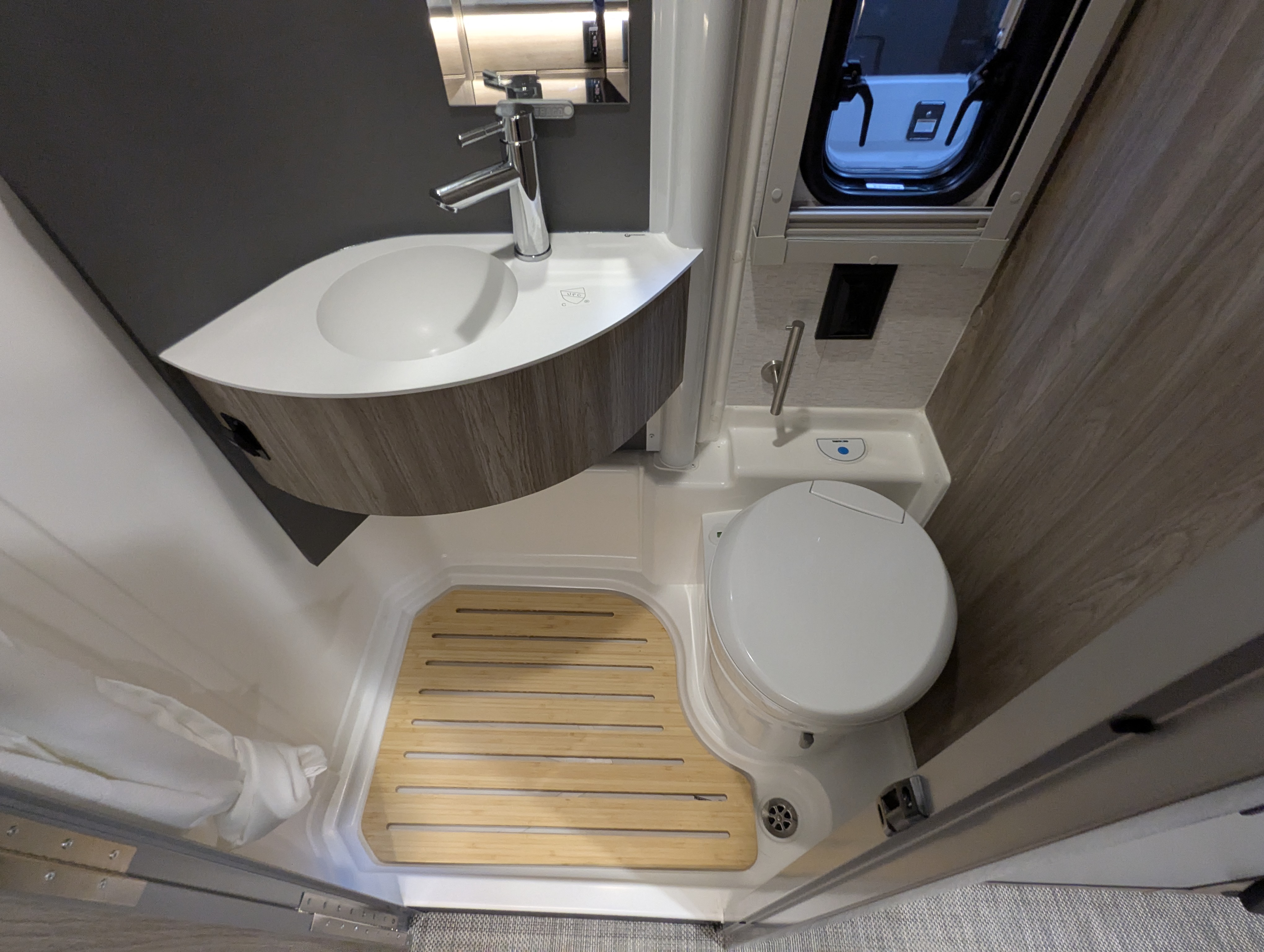2026 Winnebago EKKO Sprinter 23B AWD - Image 19