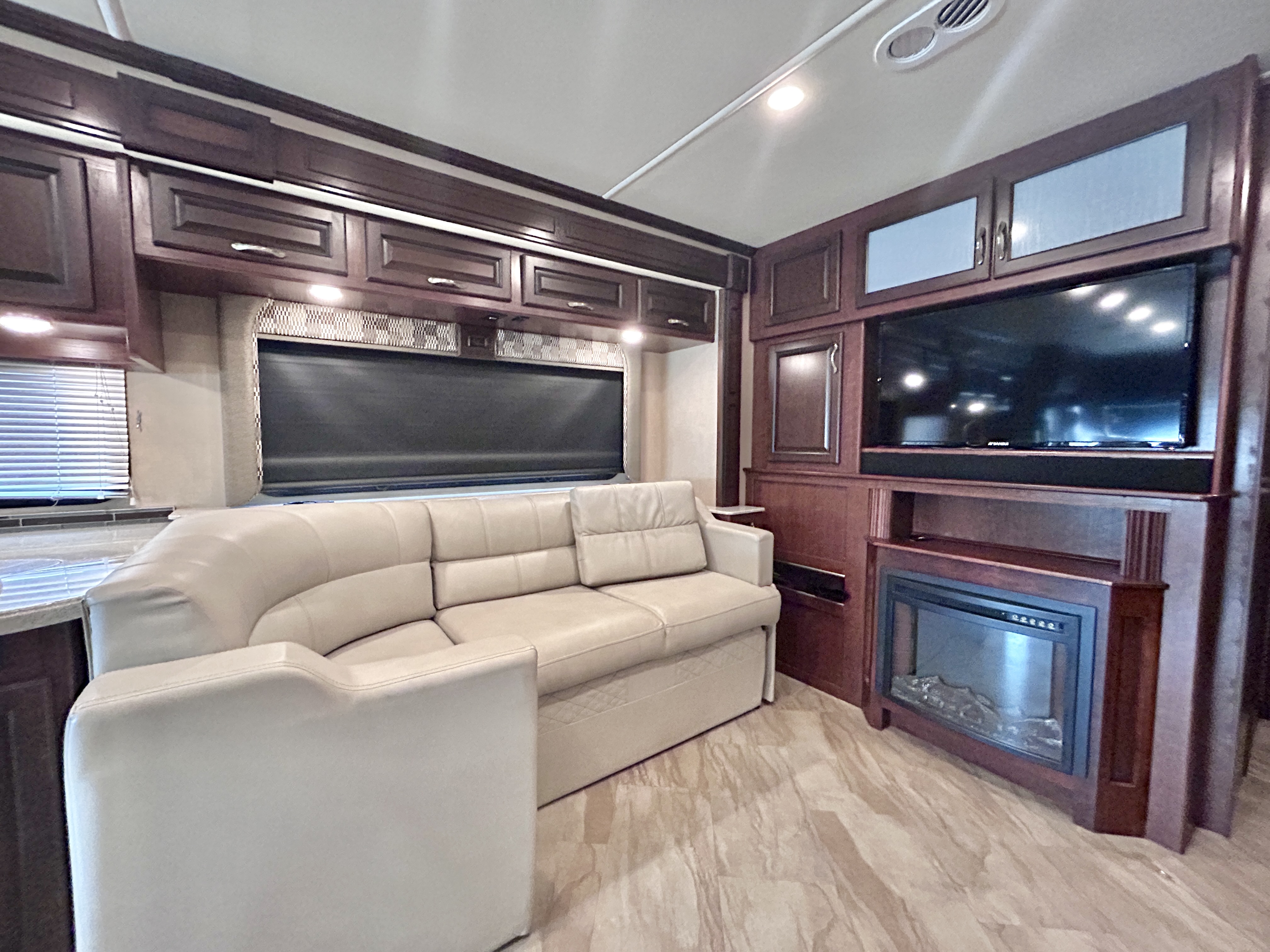 2017 Fleetwood Bounder 36Y - Image 20