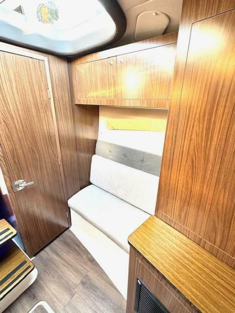 2020 Four Winns Vista 355 Coupe OB - Image 34