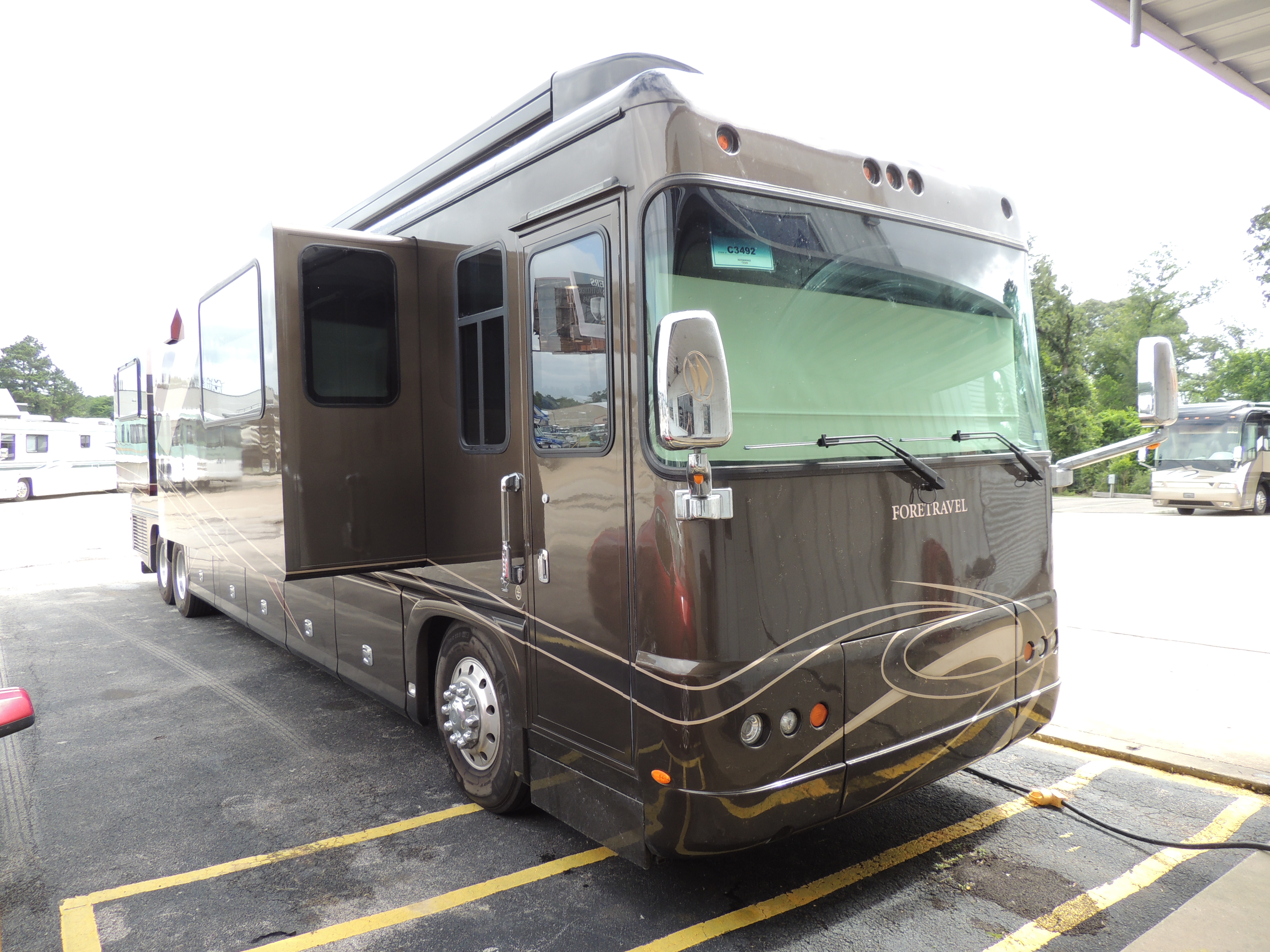2010 Foretravel Phenix 45' Custom - exterior 1