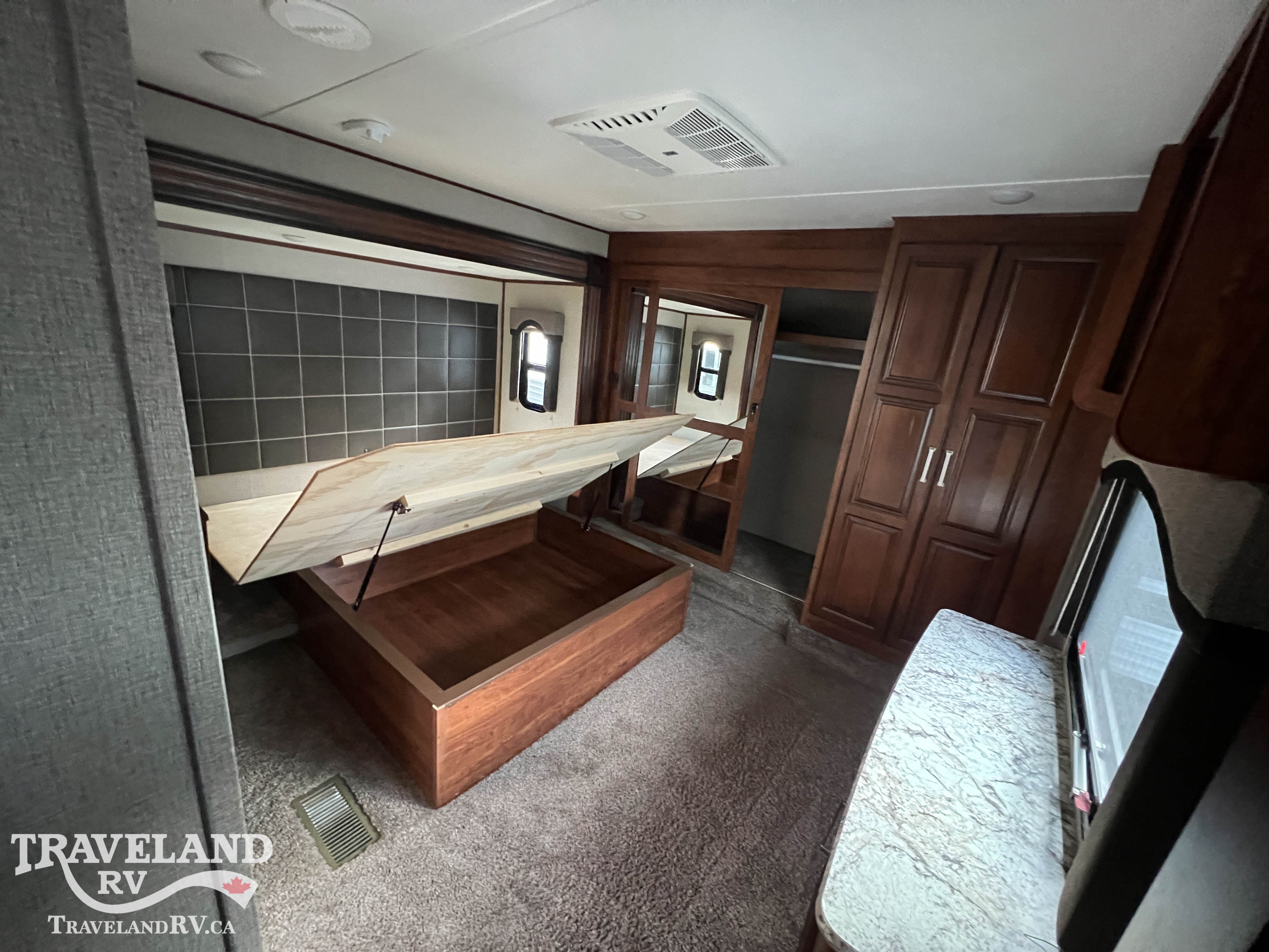 2019 Keystone Avalanche 385BG - Image 23