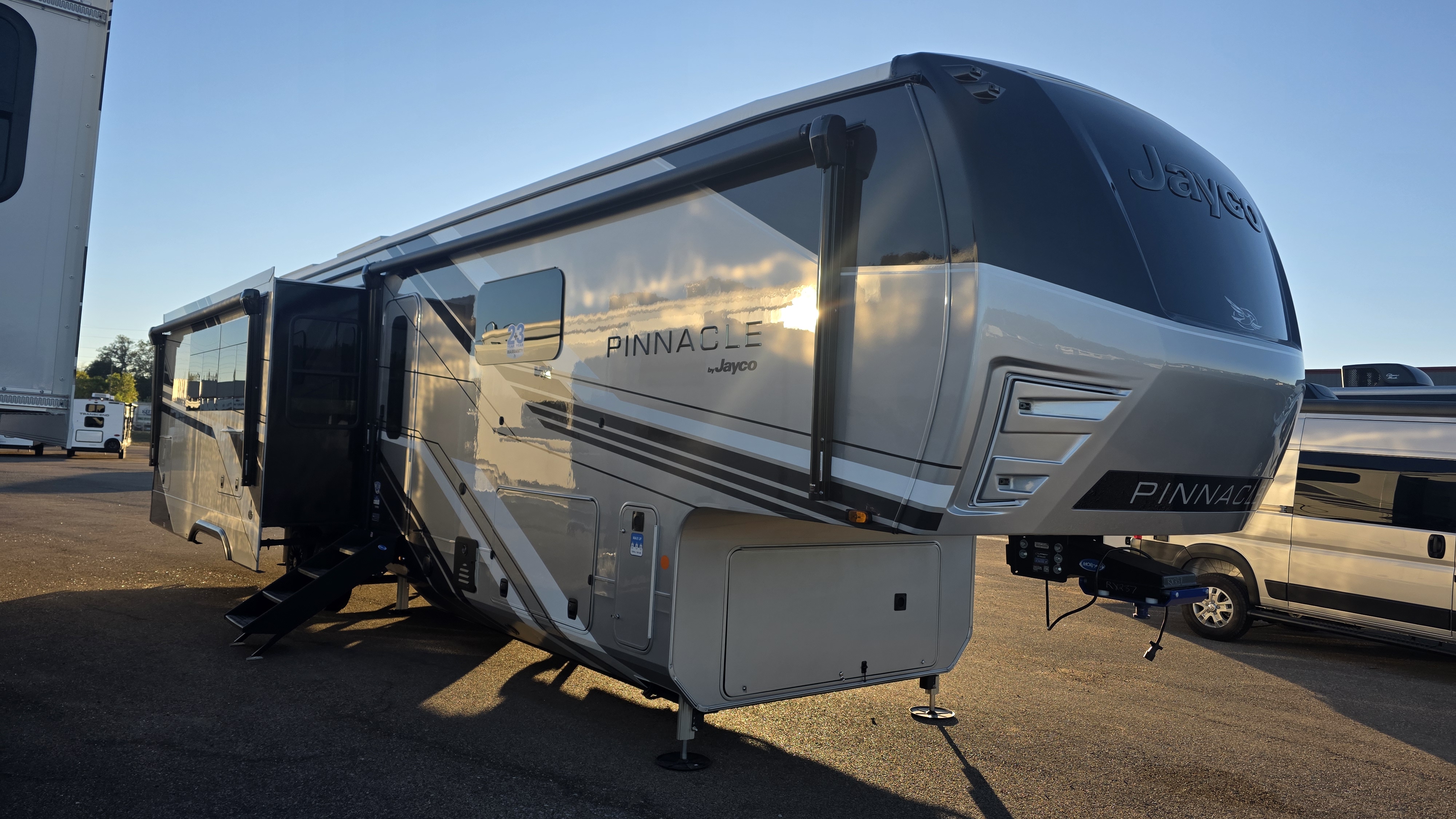 2027 JAYCO PINNACLE 38FBRK - Image 1
