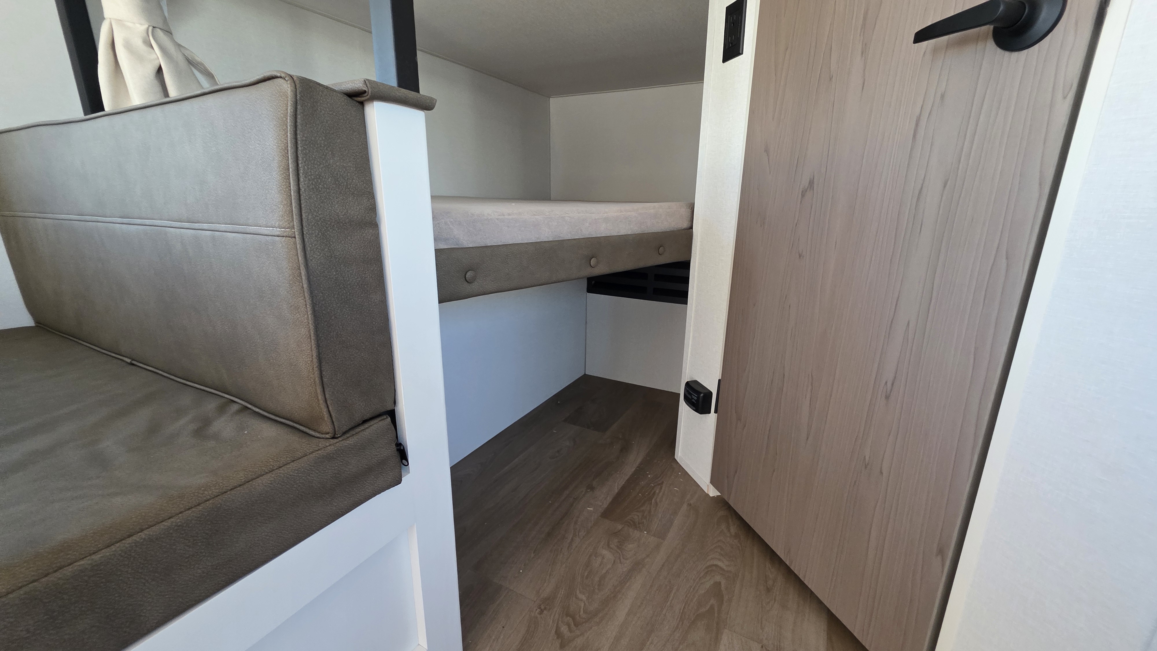 2027 GRAND DESIGN TRANSCEND 26BHX - Image 11