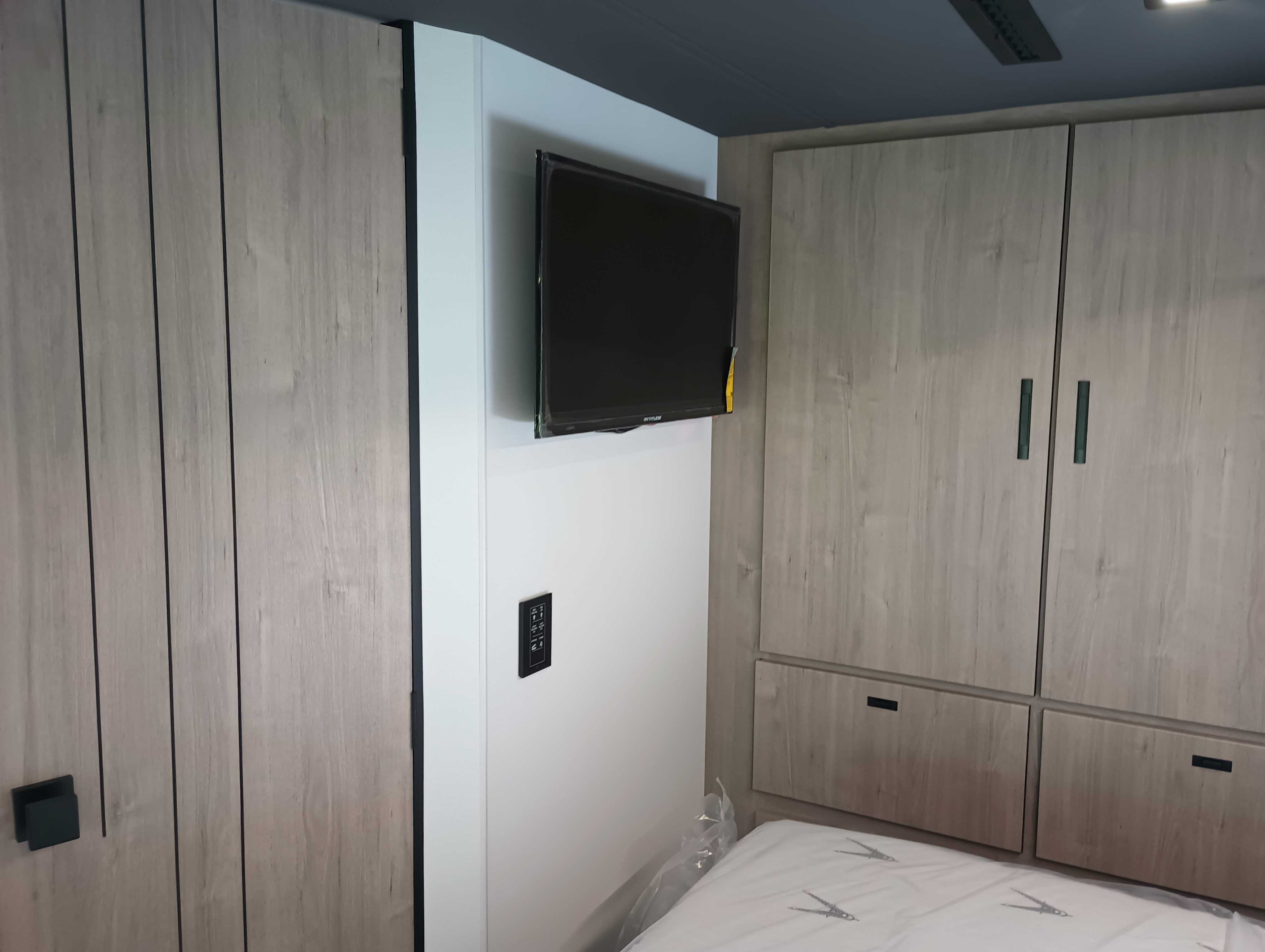 2027 Grand Design Lineage Series M 25FW - Image 13