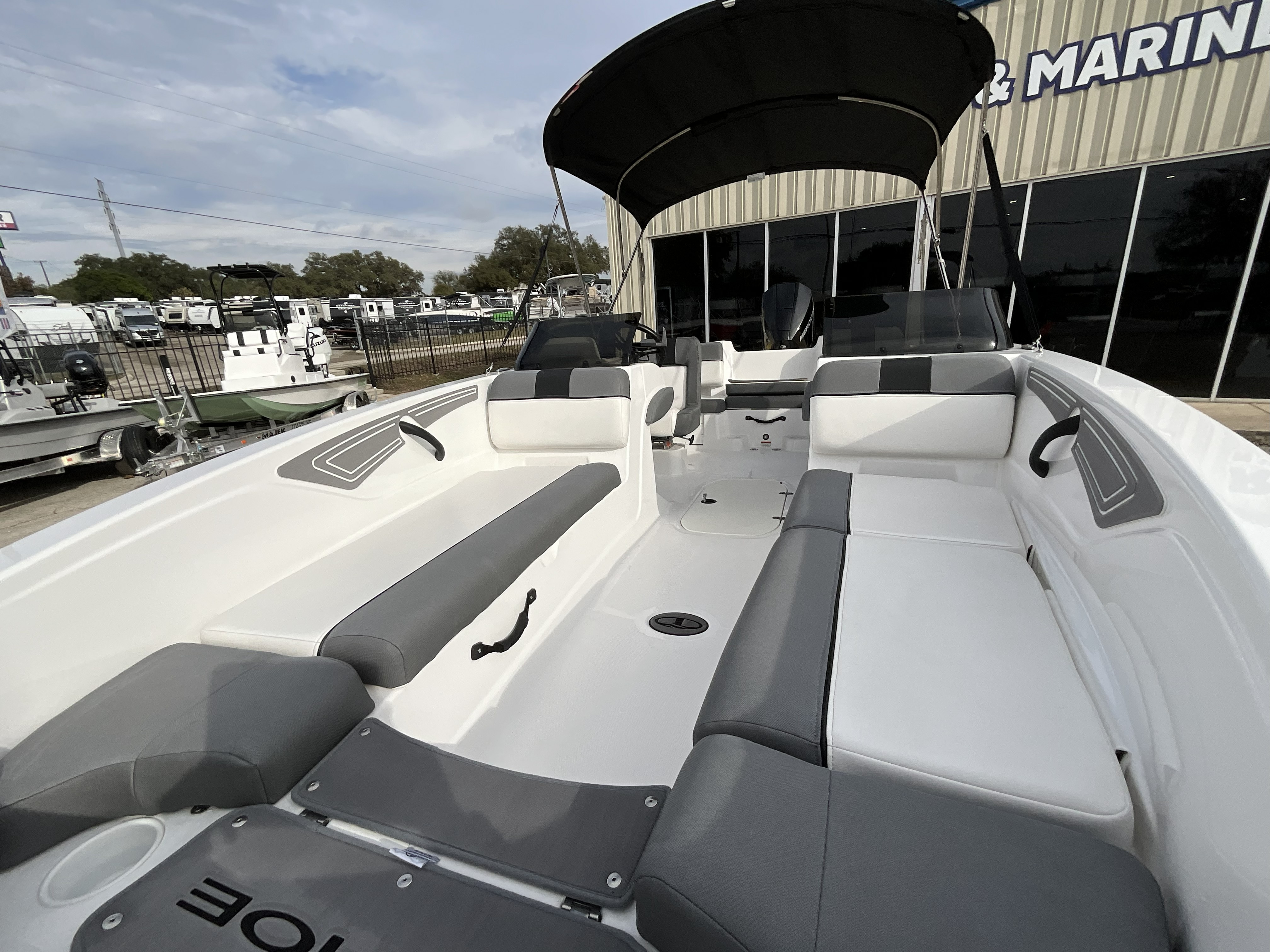 2024 TRACKER T21 - Image 15