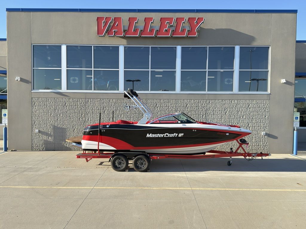 2019 MasterCraft XT22 - Image 2