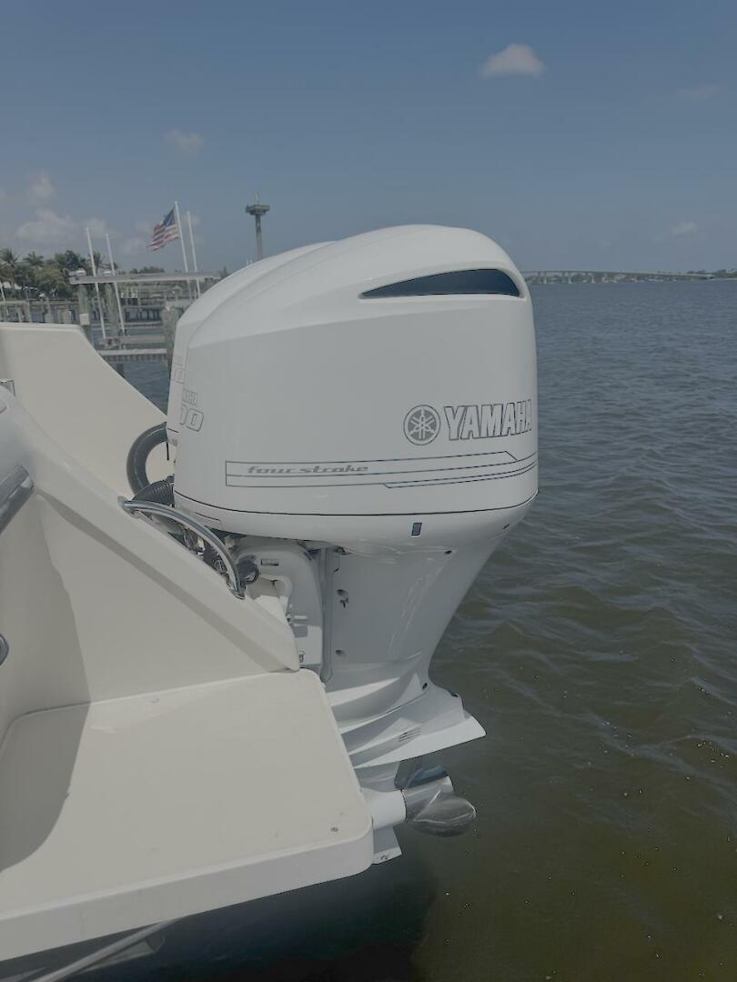 2004 Intrepid 32 CUDDY - Image 10