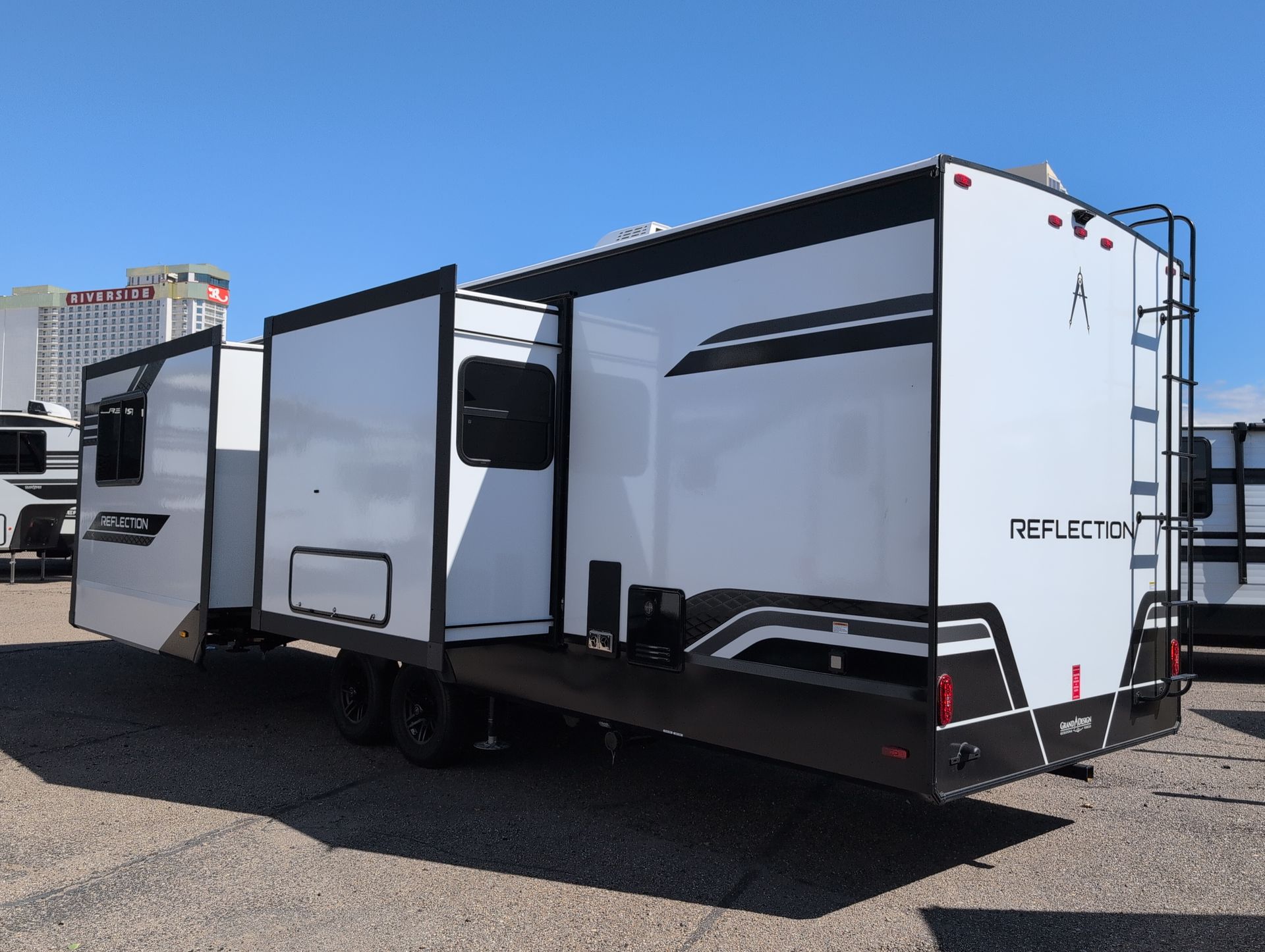2027 Grand Design Reflection Travel Trailer 322FKTS - Image 6