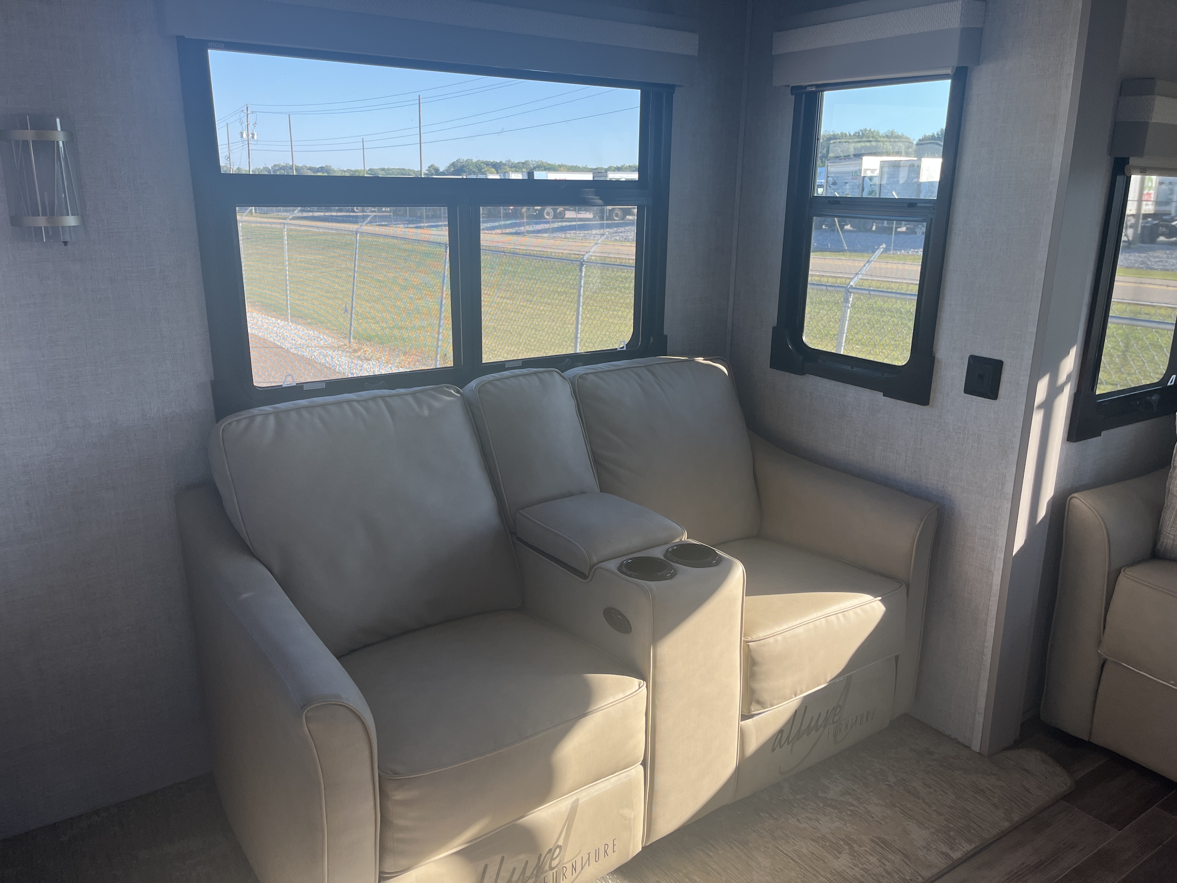 2021 PALOMINO COLUMBUS 383FBW - Image 12