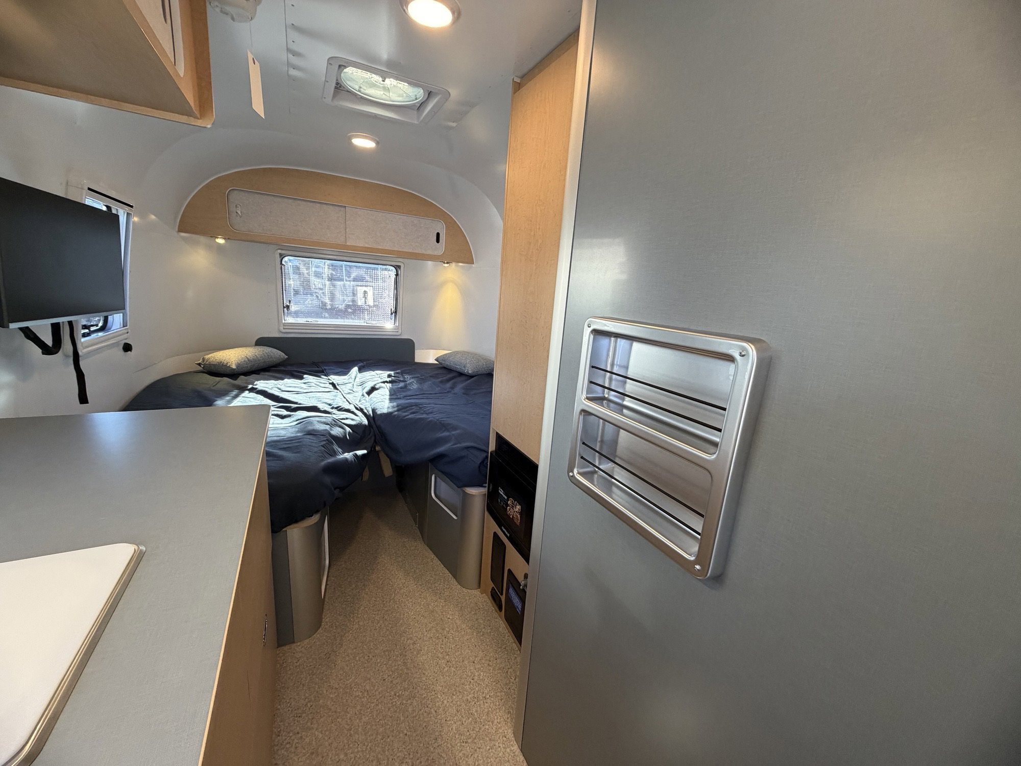 2026 AIRSTREAM WORLD TRAVELERUSA 22RB - Image 19