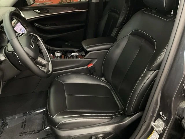 2023 Jeep Grand-Cherokee-L Laredo Altitude 4x4 - Image 13