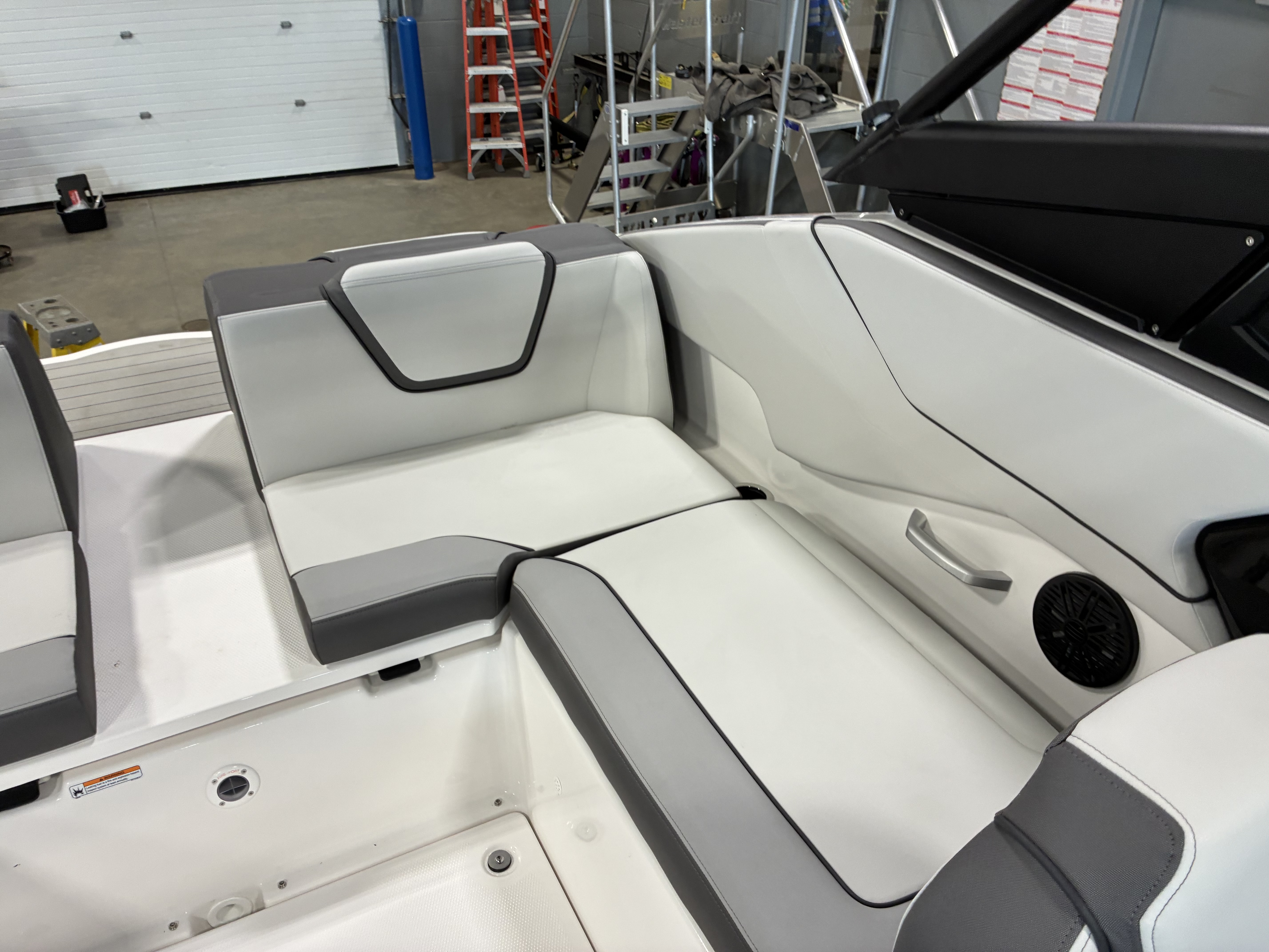 2026 Yamaha Boats AR250 - Image 33