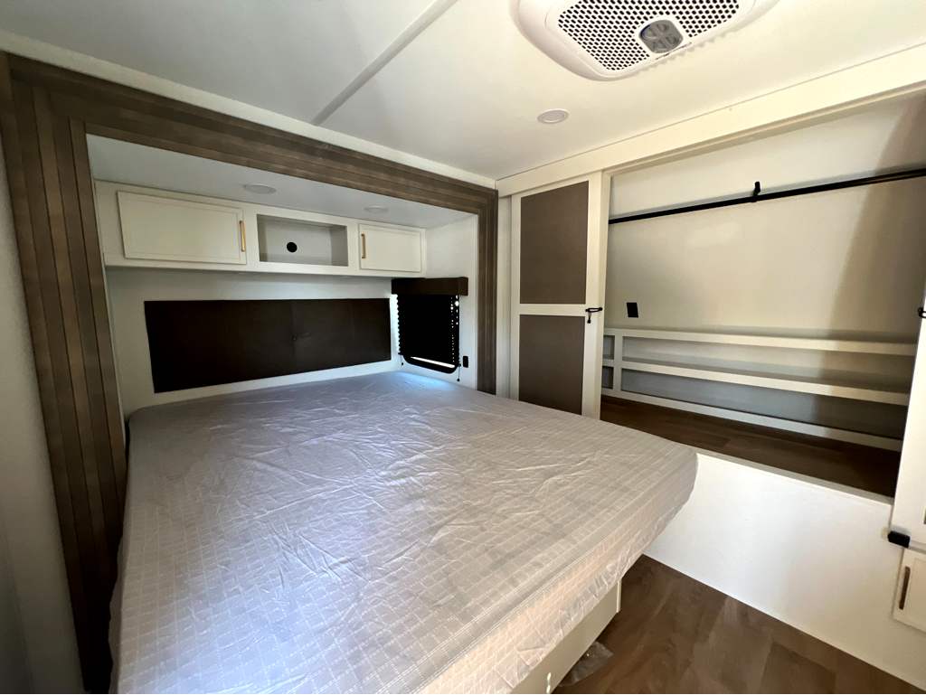 2027 GRAND DESIGN TRANSCEND 335BHT - Image 23